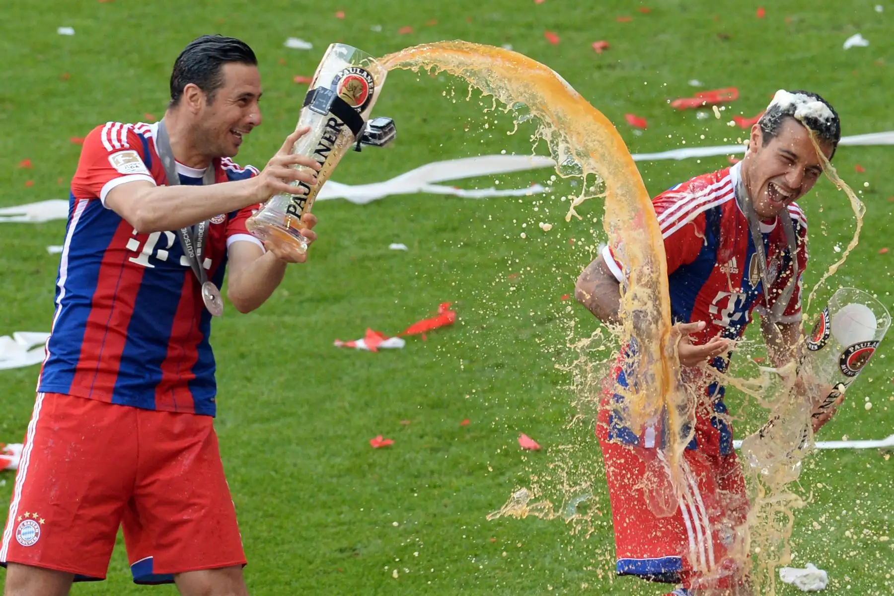 El centrocampista español del Bayern Munich Thiago Alcantara recibe una ducha de cerveza por parte del delantero peruano del Bayern Munich, Claudio Pizarro, después del partido de fútbol de la Bundesliga de primera división alemana entre Bayern Munich vs VFB Stuttgart, en Munich. El Bayern Munich ganó el partido 1-0 y también ganó el título de liga. Foto: AFP