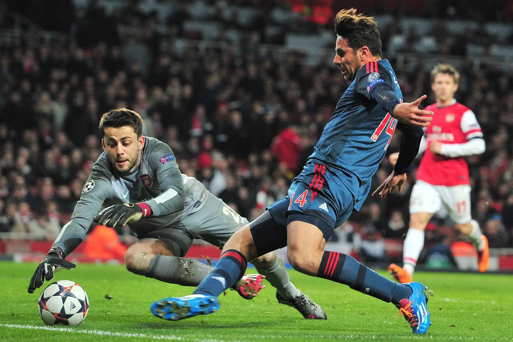 El delantero peruano del Bayern de Múnich, Claudio Pizarro, desafía al portero polaco del Arsenal, Lukasz Fabianski, durante los octavos de final de la Liga de Campeones de la UEFA, en el Emirates Stadium el 19 de febrero de 2014. Foto: AFP