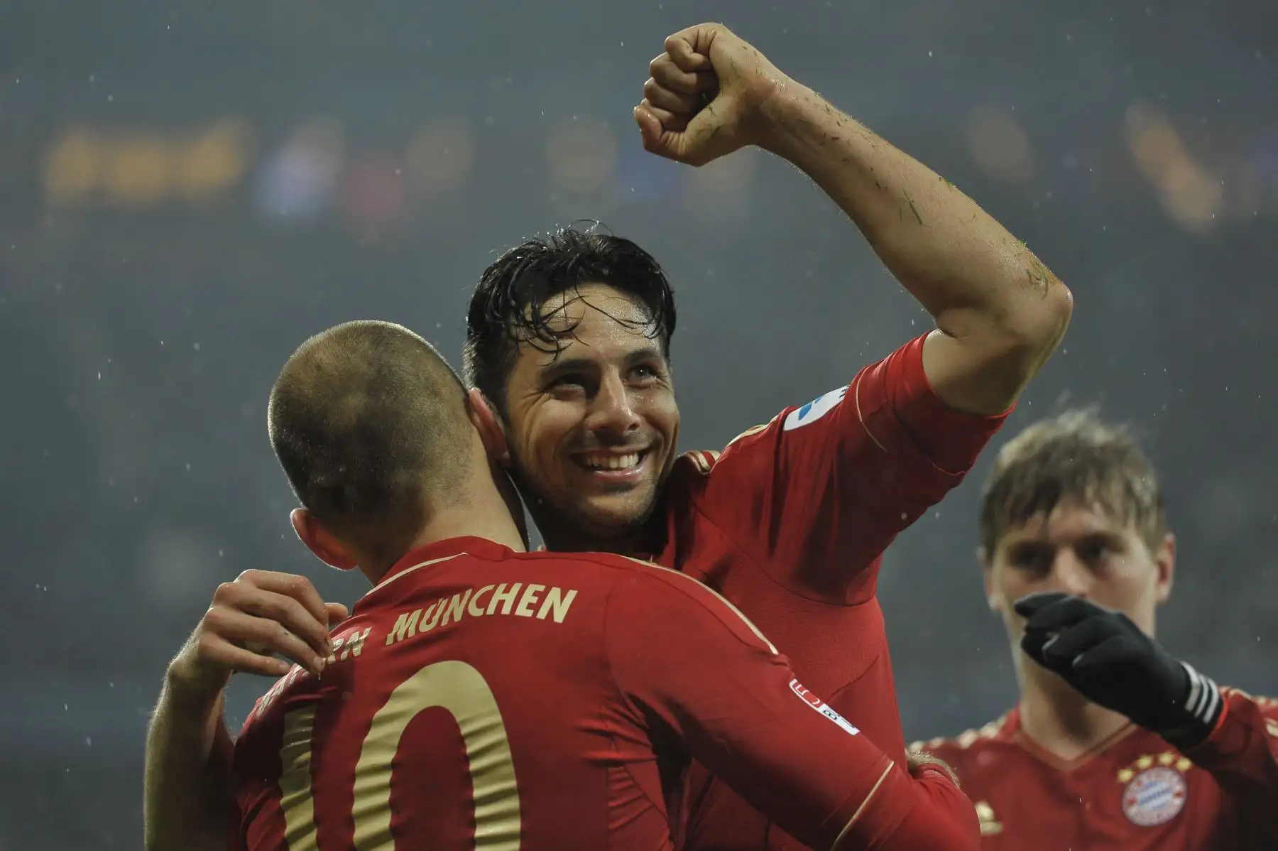 El delantero peruano del Bayern Munich Claudio Pizarro y el centrocampista holandés del Bayern Munich, Arjen Robben, celebran el sexto gol durante el partido de fútbol de la Bundesliga de primera división alemana entre FC Bayern vs Hamburger SV, el 30 de marzo de 2013; en Munich. Foto: AFP
