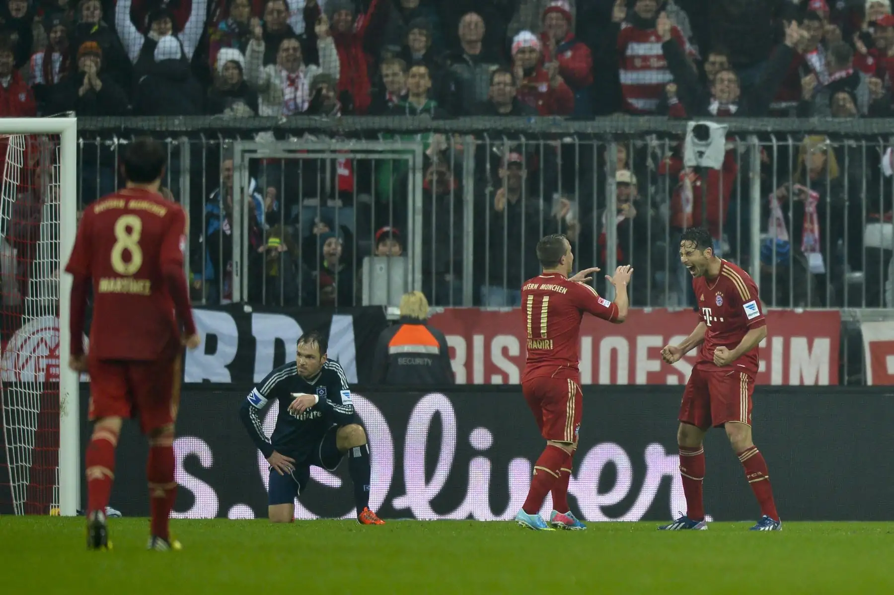 El delantero peruano del Bayern Munich, Claudio Pizarro, celebra su quinto gol con el centrocampista suizo del Bayern Munich, Xherdna Shaqiri, durante el partido de fútbol de la Bundesliga de primera división alemana entre FC Bayern vs Hamburger SV, el 30 de marzo de 2013; en Munich. Foto: AFP