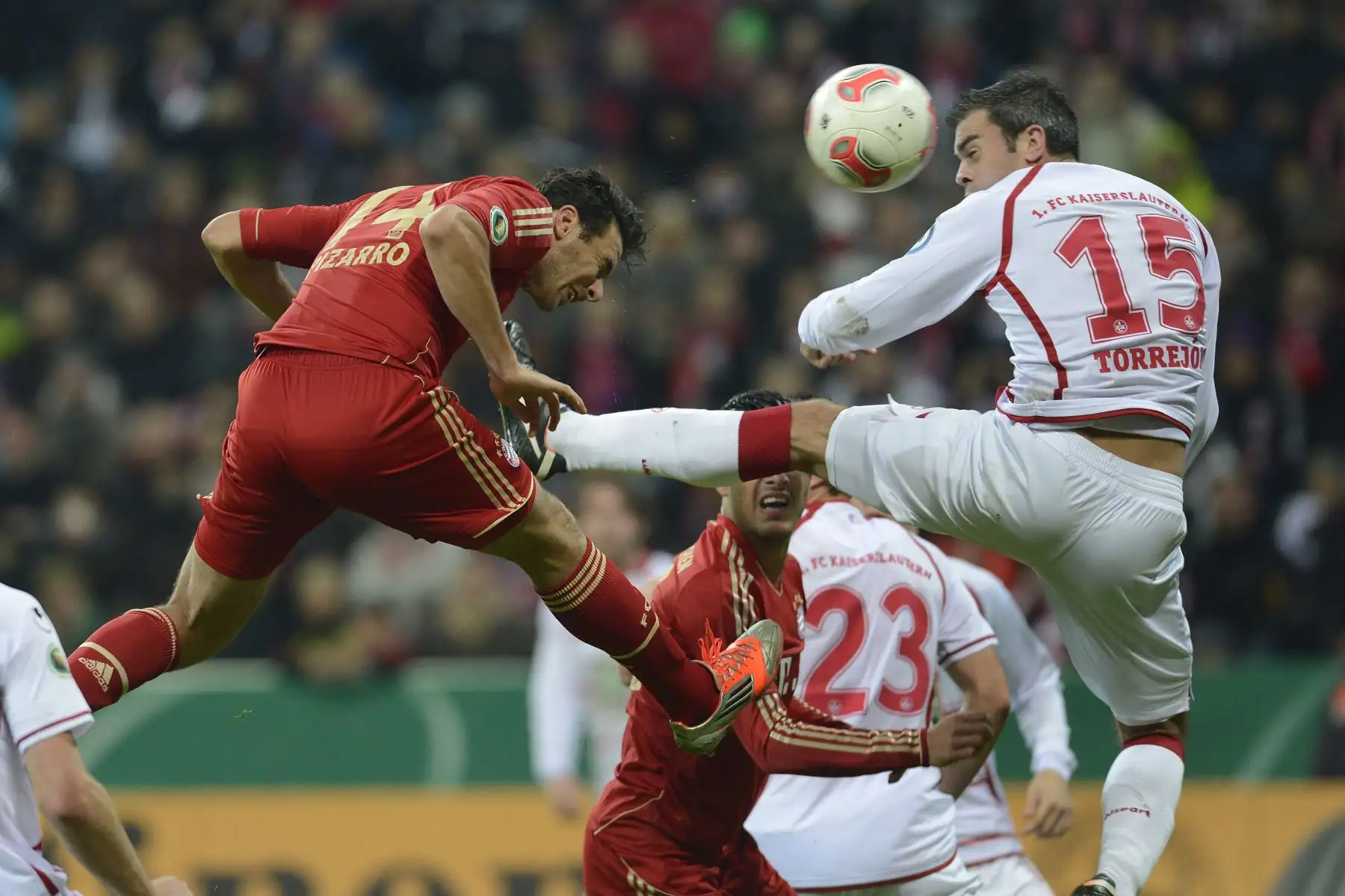 El delantero peruano del Bayern de Múnich, Claudio Pizarro, anota de cabeza el tercer gol de equipo contra el FC Kaiserslautern en Múnich, el 31 de octubre de 2012. Foto: AFP