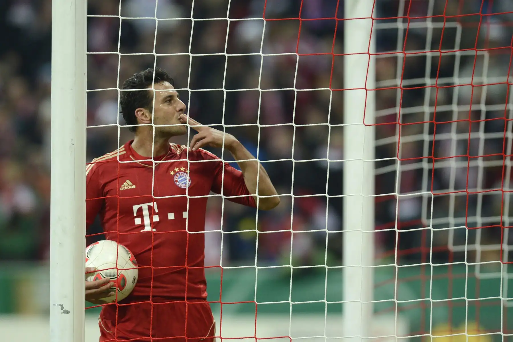 El delantero peruano del Bayern de Múnich, Claudio Pizarro, celebra tras anotar el tercer gol de su equipo ante el FC Kaiserslautern en Múnich, el 31 de octubre de 2012. Foto: AFP