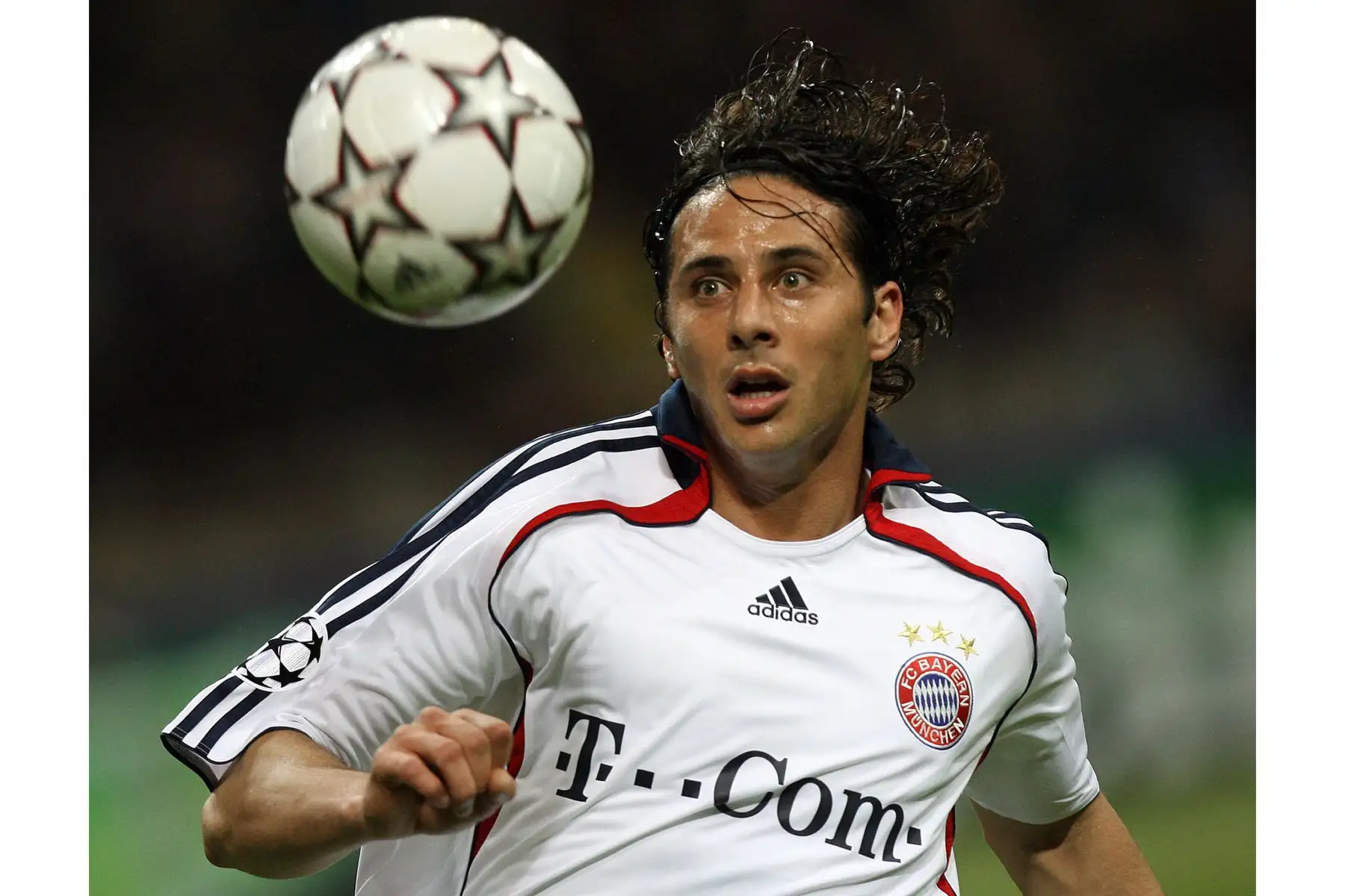 El delantero peruano del Bayern de Múnich, Claudio Pizarro, observa el balón durante el partido de ida de los cuartos de final de la Liga de Campeones, en el estadio San Siro de Milán, el 3 de abril de 2007. Foto: AFP