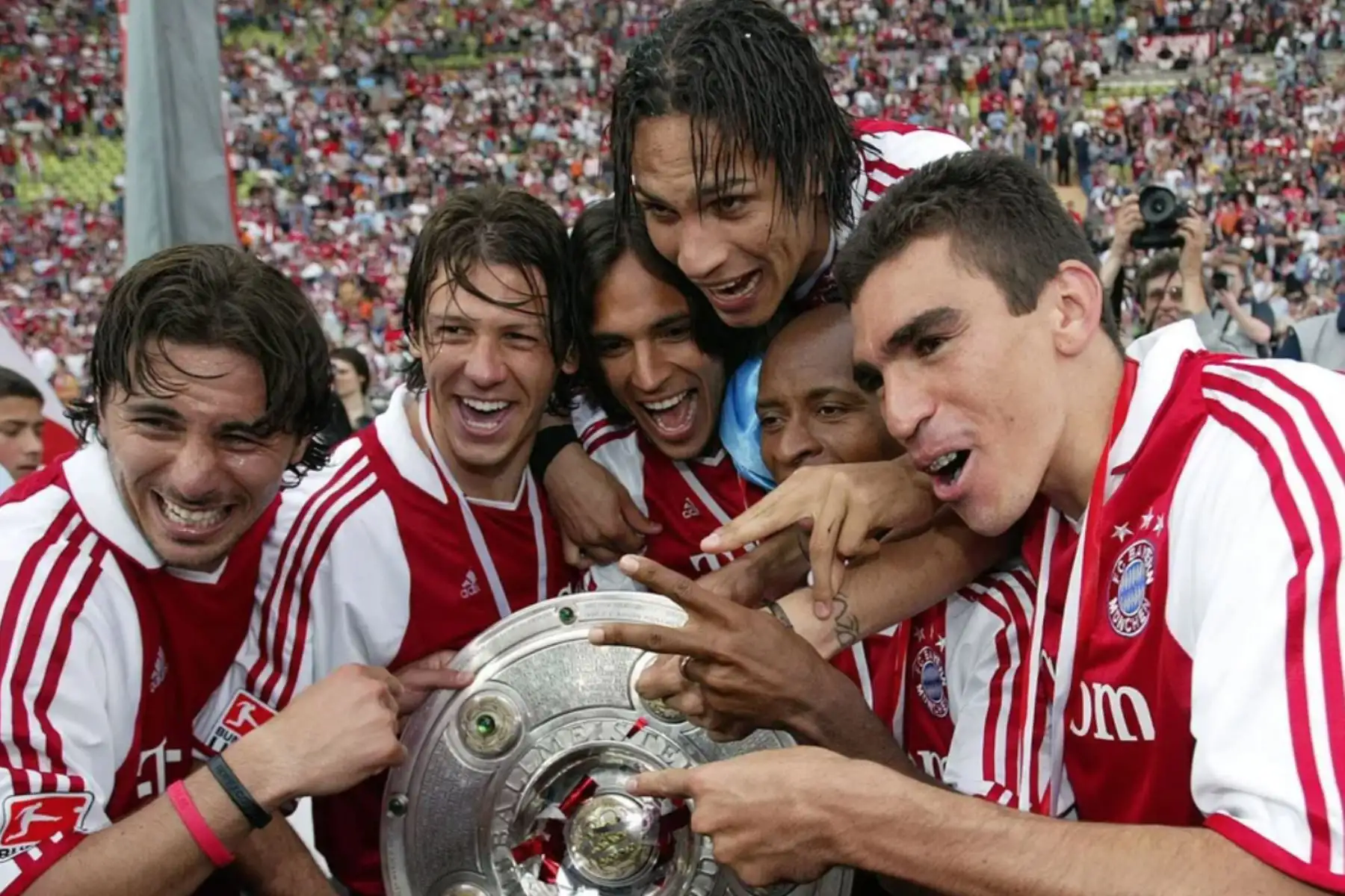 El delantero peruano del Bayern Munich, Claudio Pizarro, saboreó triunfos al lado de un joven Paolo Guerrero y otros ilustres futbolistas latinos. Fuente: Bundesliga