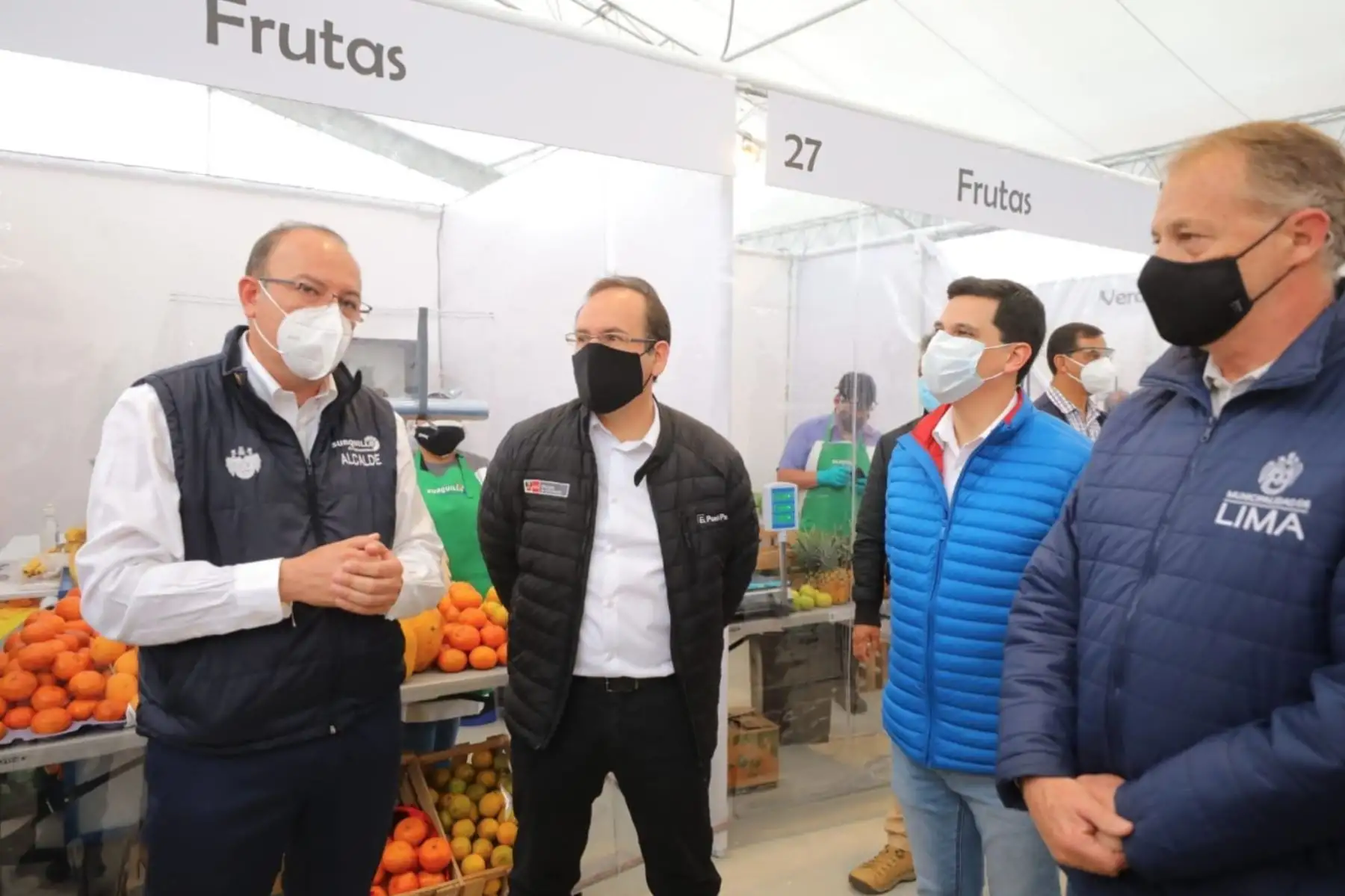El ministro de la Producción José Salardi, junto al alcalde de Surquillo, Giancarlo Casassa, el presidente de SNI, Ricardo Márquez, el alcalde de Lima Jorge Muñoz y el congresista, Cesar Combina, participan de la puesta en marcha del mercado tubular temporal, en Surquillo. Foto:ANDINA/Produce