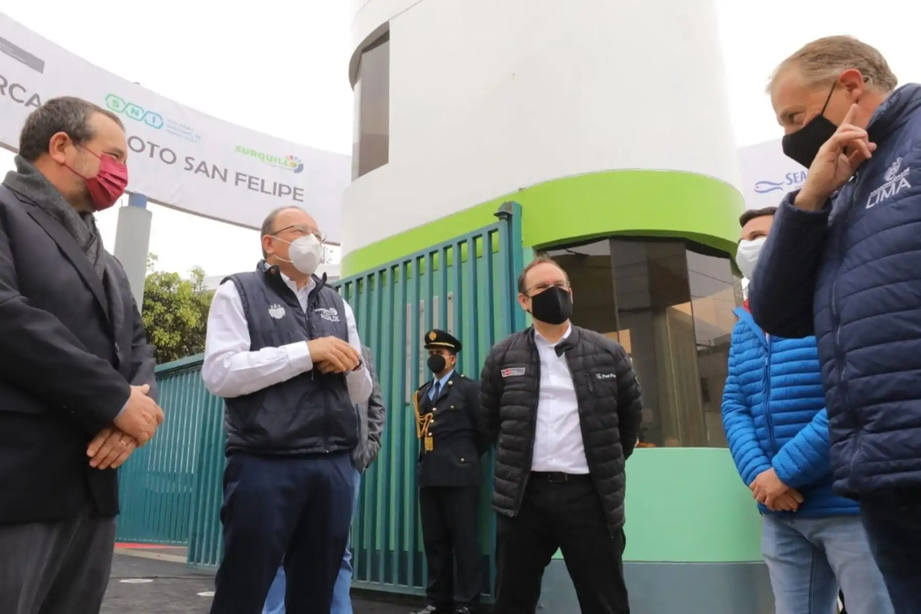 El ministro de la Producción José Salardi, junto al alcalde de Surquillo, Giancarlo Casassa, el presidente de SNI, Ricardo Márquez, el alcalde de Lima Jorge Muñoz y el congresista, Cesar Combina, participan de la puesta en marcha del mercado tubular temporal, en Surquillo. Foto:ANDINA/Produce