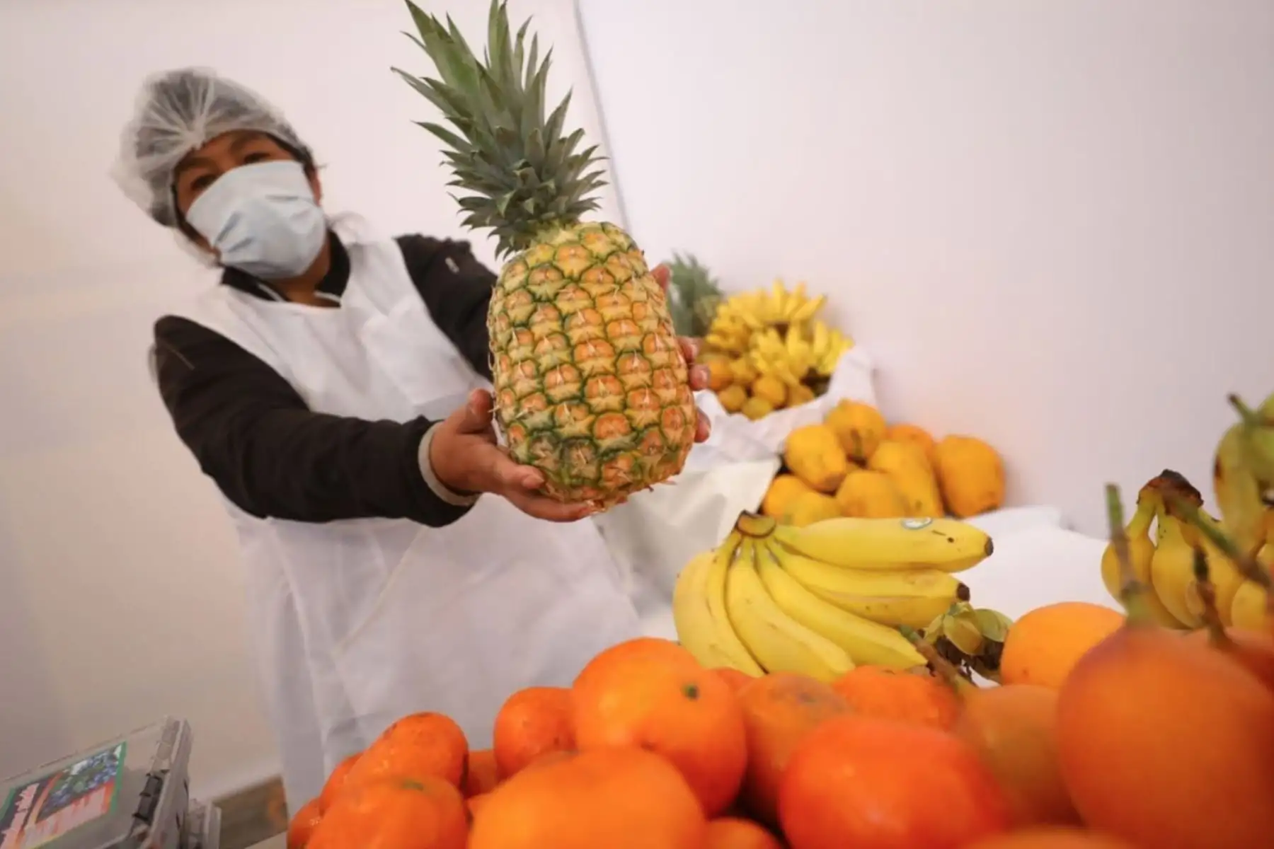 El Perú es un país privilegiado por su gran diversidad de frutas y verduras que se pueden sembrar y cosechar durante todo el año en regiones de costa sierra y selva. El consumo frecuente de estos alimentos, como parte fundamental de una dieta balanceada, contribuye al óptimo funcionamiento de nuestro organismo gracias a su gran aporte de vitaminas, minerales, fibra, entre otros nutrientes. ANDINA/Difusión