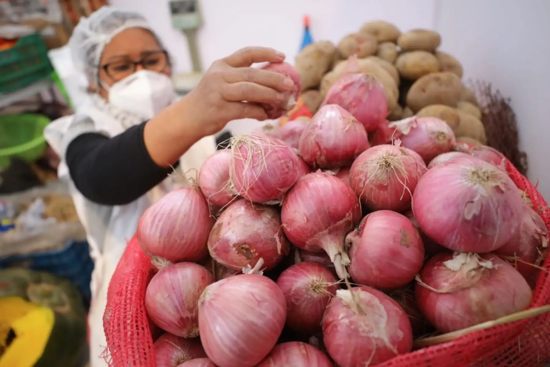 Pequeños empresarios en venta de productos de primera necesidad en mercados temporales  y protocolos de bioseguridad y salubridad.Foto:ANDINA/Produce