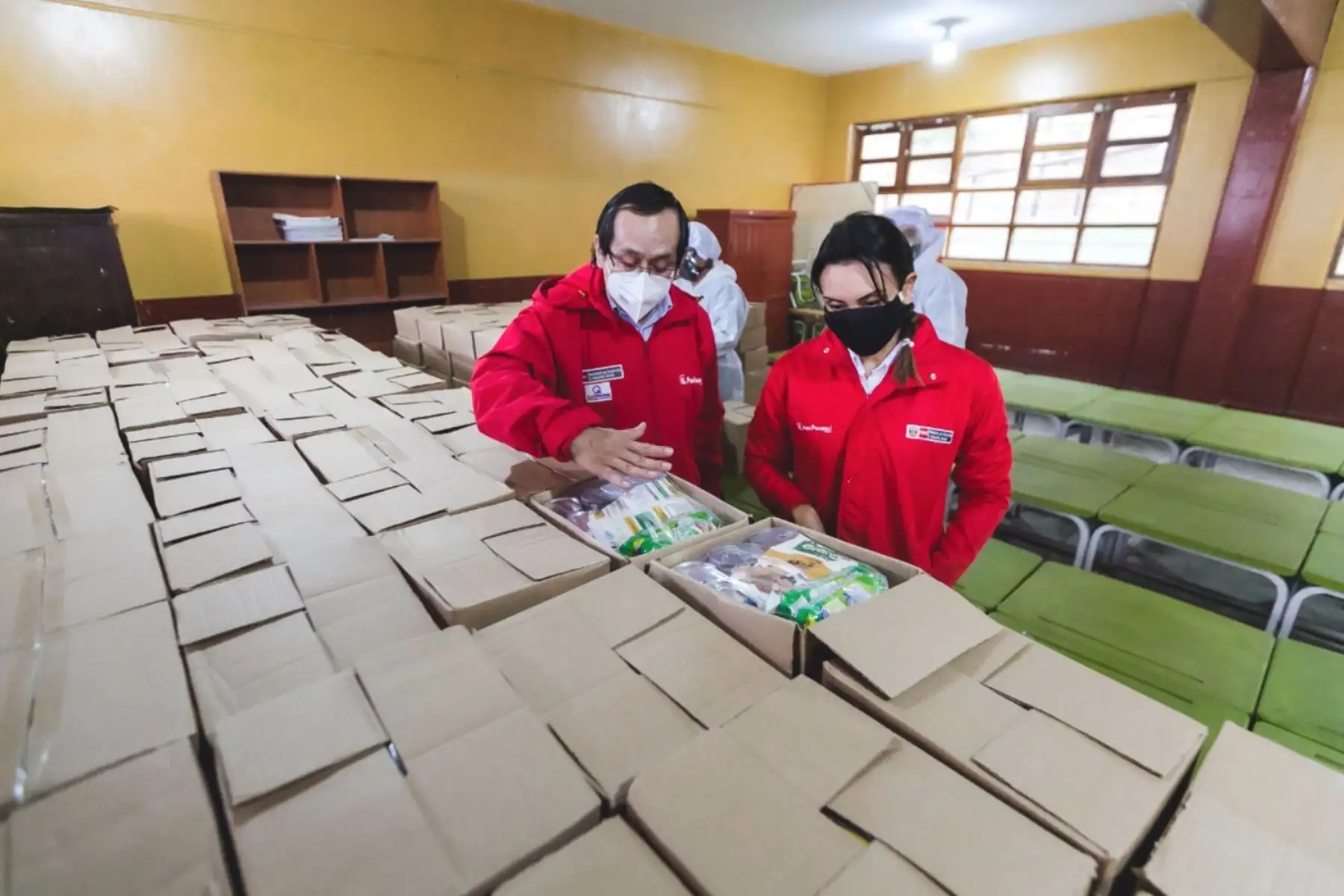 Como apoyo a la estrategia Aprendo en Casa, el programa Qali Warma ha pasado de distribuir desayunos escolares a entregar canastas de alimentos para ser preparados en los domicilios. Foto: ANDINA/difusión.