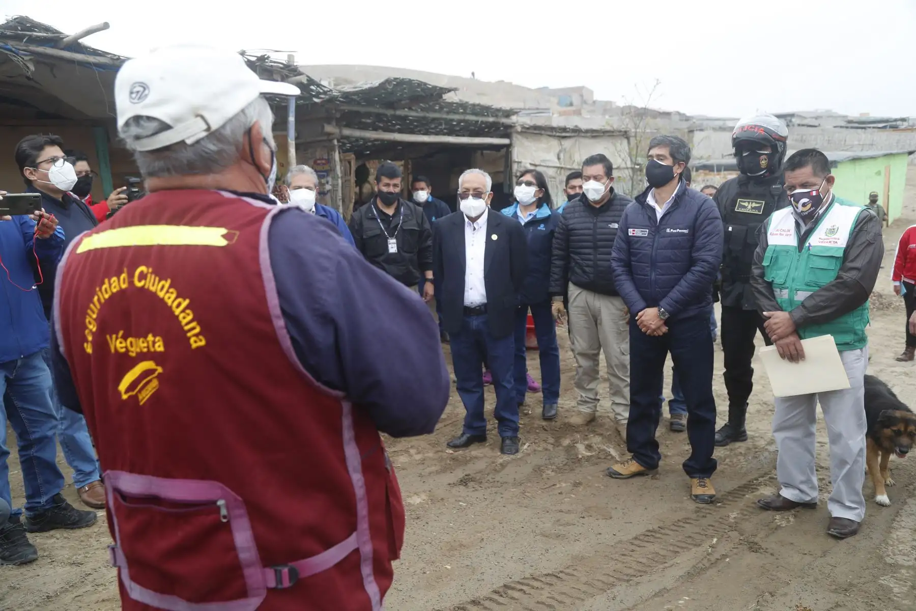 El Ministro de Vivienda,  Carlos Lozada visita a la provincia de Huaura, para tener reuniones con autoridades  y supervisar la distribución de agua en el asentamiento humano Túpac Amaru, así como poner la primera piedra para la rehabilitación vial del centro poblado Primavera.
Foto: Ministerio de Vivienda