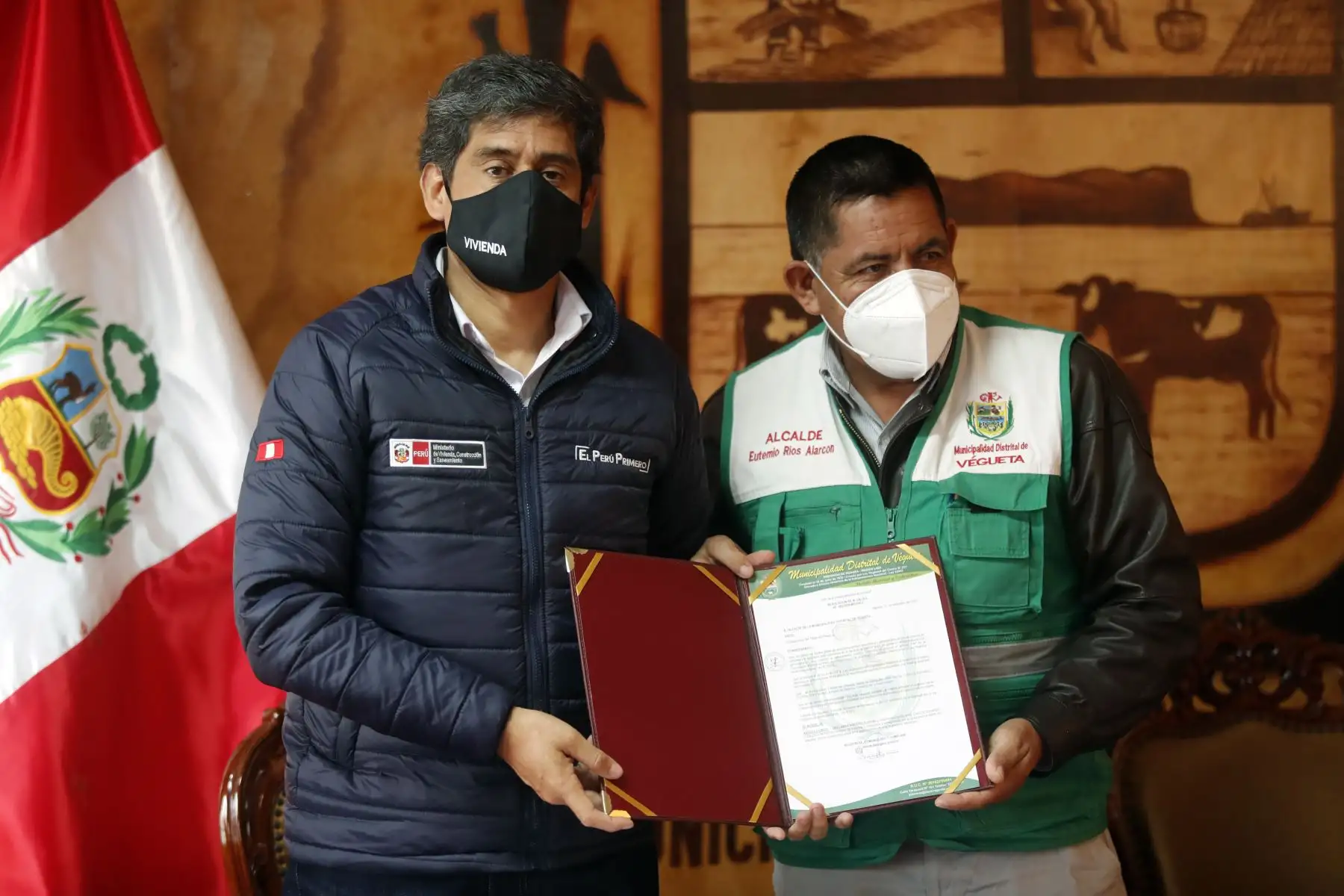 El Ministro de Vivienda,  Carlos Lozada visita a la provincia de Huaura, para tener reuniones con autoridades  y supervisar la distribución de agua en el asentamiento humano Túpac Amaru, así como poner la primera piedra para la rehabilitación vial del centro poblado Primavera.
Foto: Ministerio de Vivienda