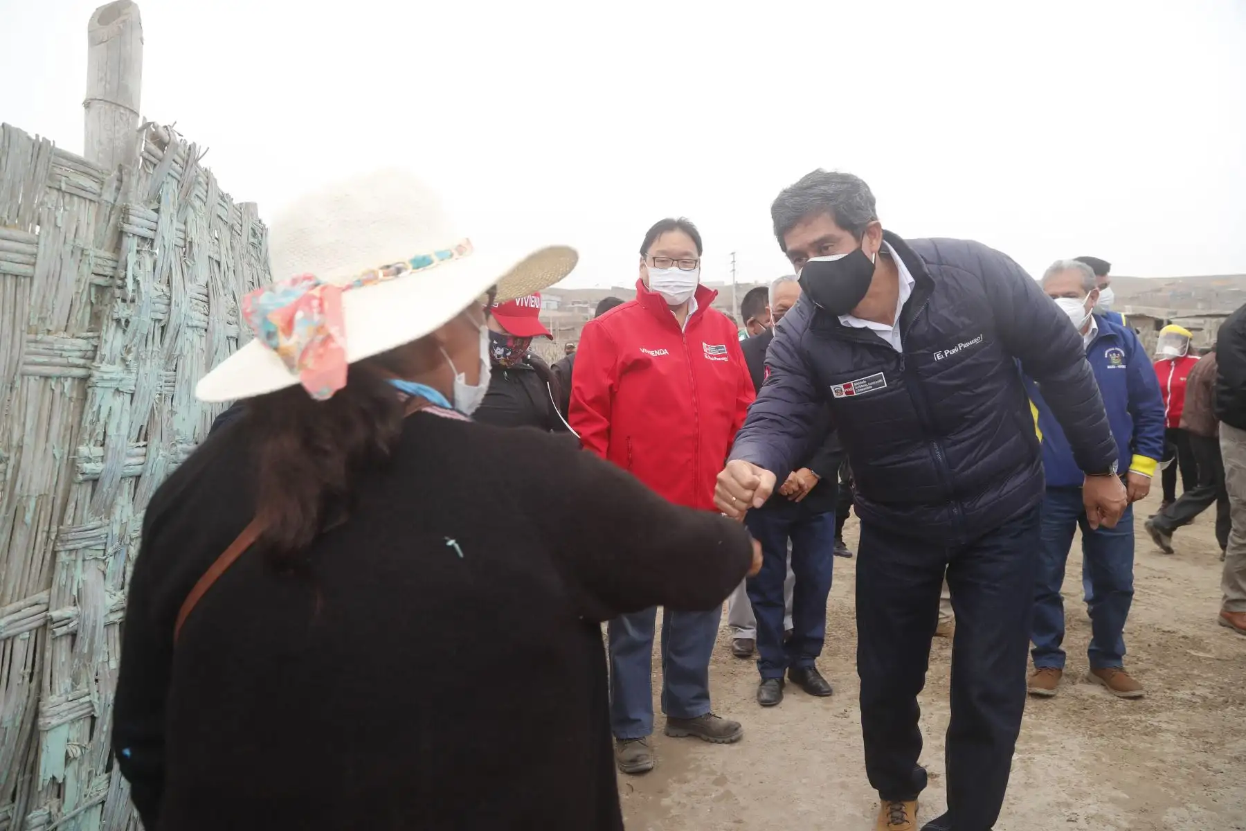 El Ministro de Vivienda,  Carlos Lozada visita a la provincia de Huaura, para tener reuniones con autoridades  y supervisar la distribución de agua en el asentamiento humano Túpac Amaru, así como poner la primera piedra para la rehabilitación vial del centro poblado Primavera.
Foto: Ministerio de Vivienda