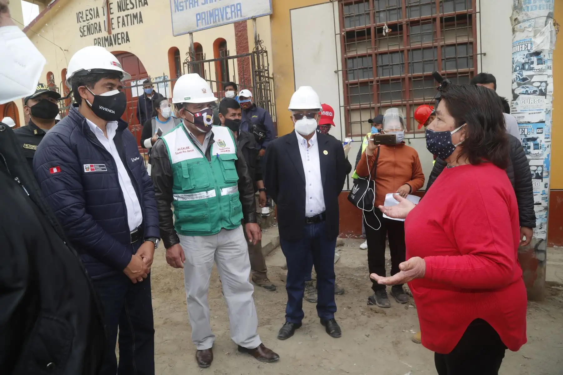 El Ministro de Vivienda,  Carlos Lozada visita a la provincia de Huaura, para tener reuniones con autoridades  y supervisar la distribución de agua en el asentamiento humano Túpac Amaru, así como poner la primera piedra para la rehabilitación vial del centro poblado Primavera.
Foto: Ministerio de Vivienda