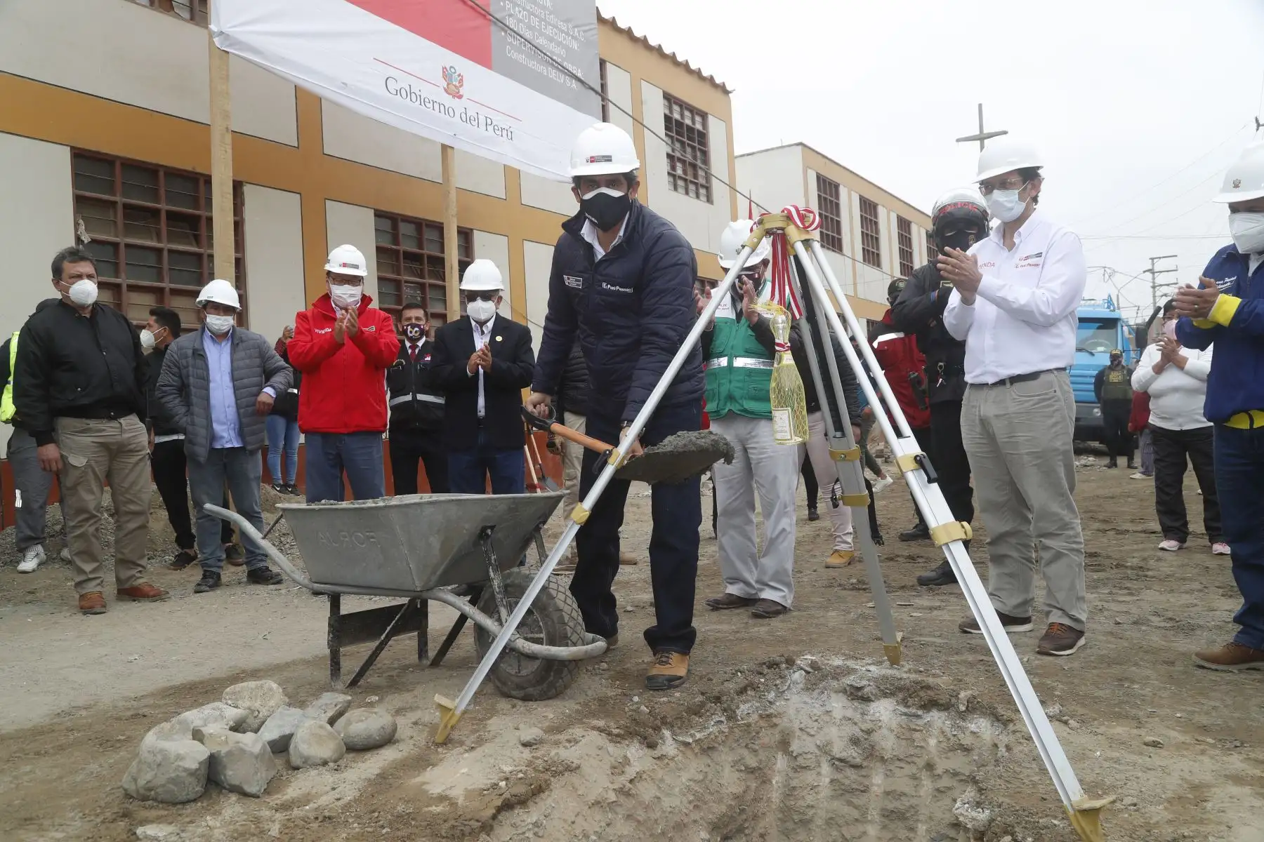 El Ministro Carlos Lozada realiza una visita a la provincia de Huaura , para tener reuniones y supervisar la distribución de agua en el asentamiento humano Túpac Amaru , asicomo poner la primera piedra para la rehabilitación vial del centro poblado Primavera , y tener reuniones con los alcaldes de Vegueta y Chancay.
Foto:ANDINA/Viviendaperú