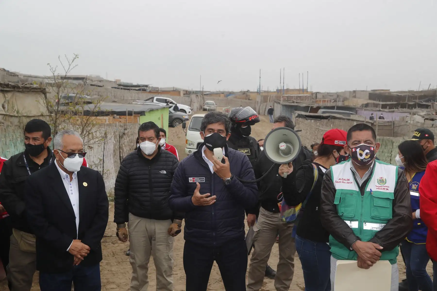El Ministro de Vivienda,  Carlos Lozada visita a la provincia de Huaura, para tener reuniones con autoridades  y supervisar la distribución de agua en el asentamiento humano Túpac Amaru, así como poner la primera piedra para la rehabilitación vial del centro poblado Primavera.
Foto: Ministerio de Vivienda