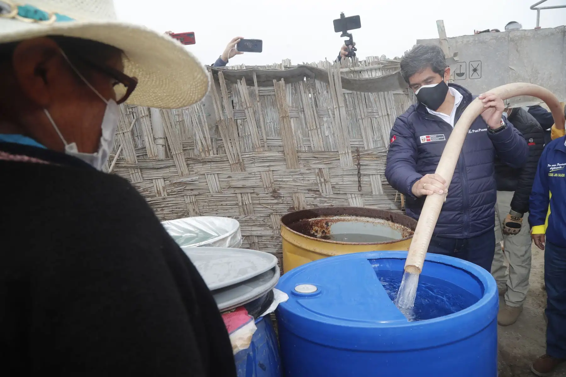 El Ministro de Vivienda,Carlos Lozada visita a la provincia de Huaura, para tener reuniones con autoridades  y supervisar la distribución de agua en el asentamiento humano Túpac Amaru, así como poner la primera piedra para la rehabilitación vial del centro poblado Primavera.
Foto: Ministerio de Vivienda