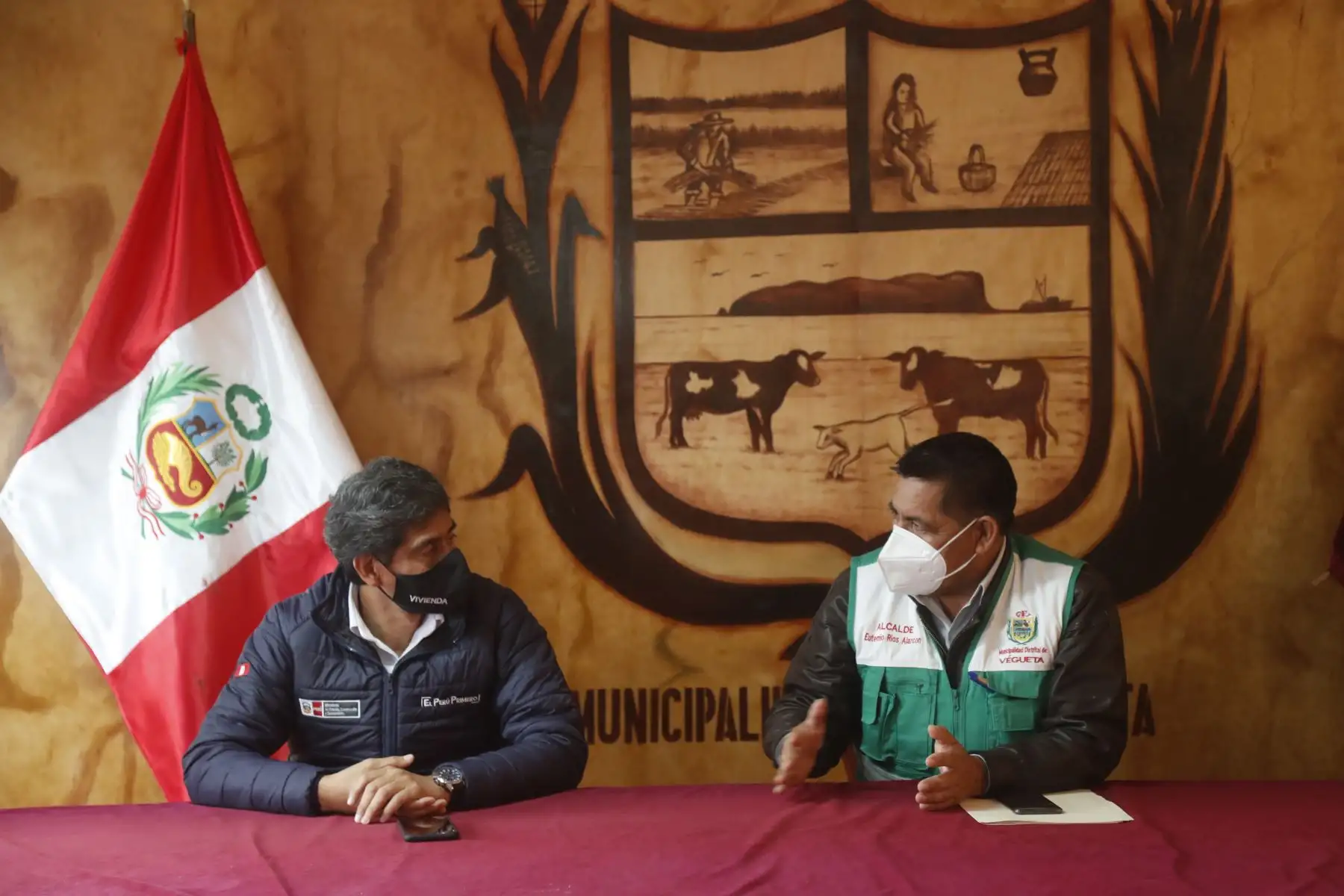 El Ministro de Vivienda,Carlos Lozada visita a la provincia de Huaura, para tener reuniones con autoridades  y supervisar la distribución de agua en el asentamiento humano Túpac Amaru, así como poner la primera piedra para la rehabilitación vial del centro poblado Primavera.
Foto: Ministerio de Vivienda