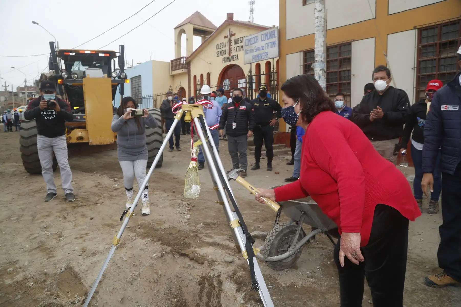 El Ministro de Vivienda,  Carlos Lozada visita a la provincia de Huaura, para tener reuniones con autoridades  y supervisar la distribución de agua en el asentamiento humano Túpac Amaru, así como poner la primera piedra para la rehabilitación vial del centro poblado Primavera.
Foto: Ministerio de Vivienda