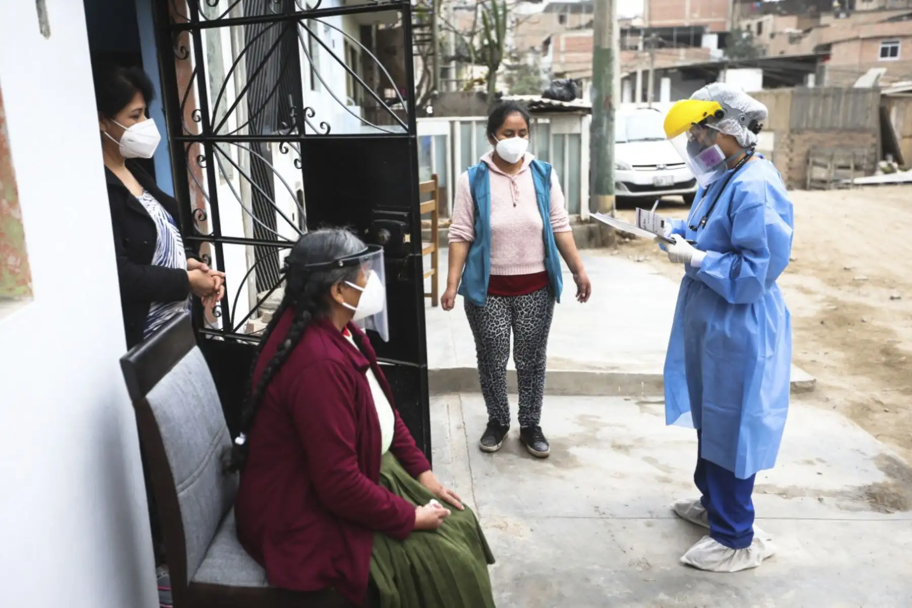 Brigadas de respuesta rápida del Minsa realizan intervención casa por casa para realizar descartes de Covid-19 en Villa María del Triunfo como parte de la Mega Operación Tayta realizada en el distrito. Foto:ANDINA Jhonel Rodríguez