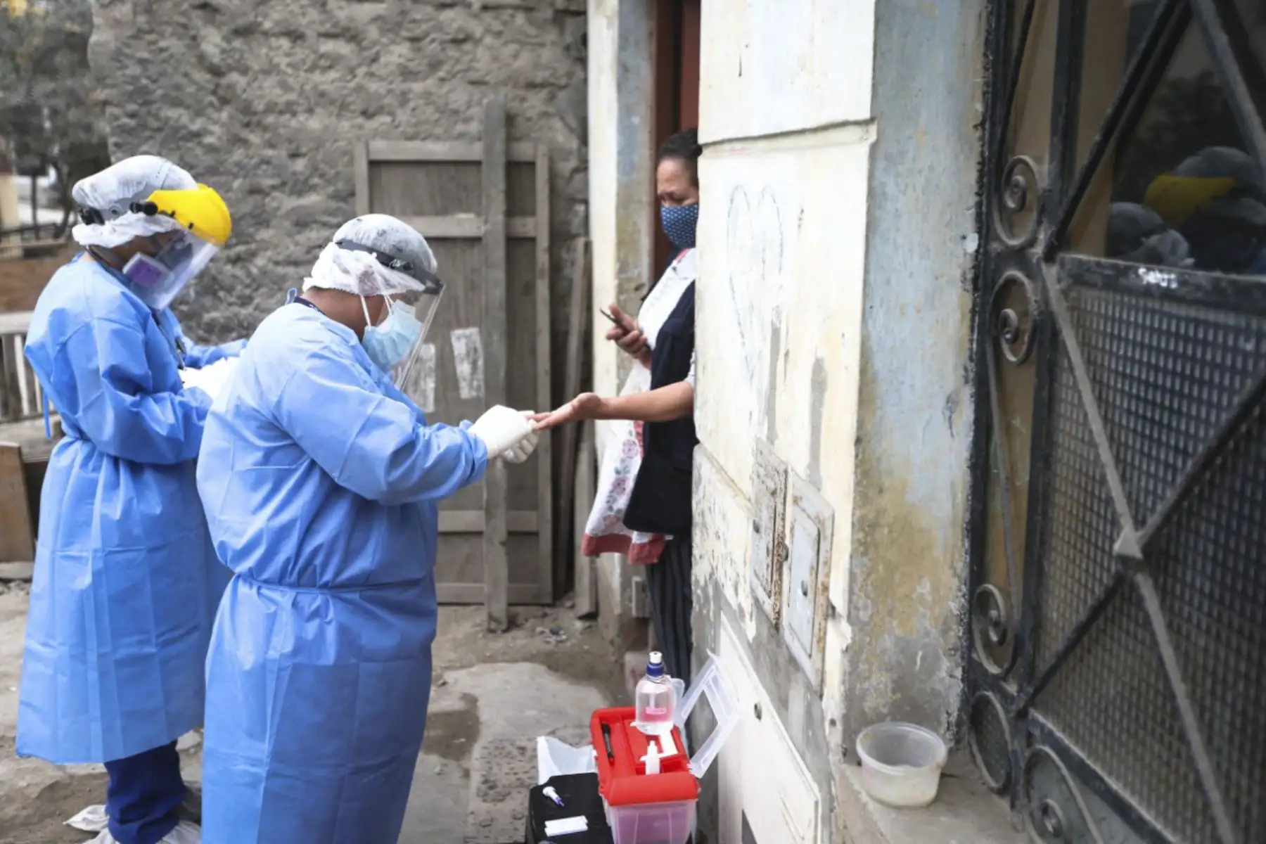 Brigadas de respuesta rápida del Minsa realizan intervención casa por casa para realizar descartes de Covid-19 en Villa María del Triunfo como parte de la Mega Operación Tayta realizada en el distrito. Foto:ANDINA Jhonel Rodríguez