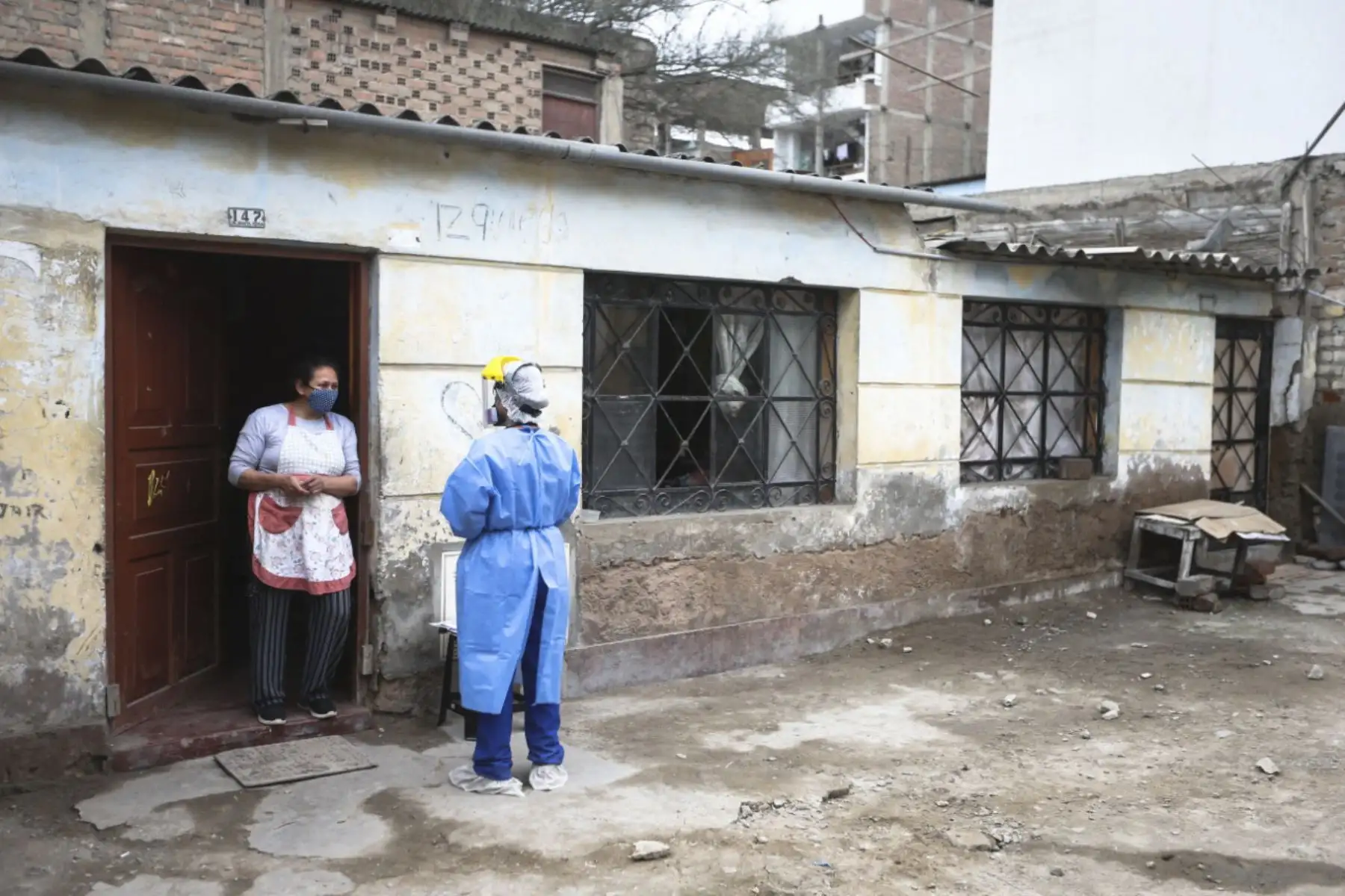 Brigadas de respuesta rápida del Minsa realizan intervención casa por casa para realizar descartes de Covid-19 en Villa María del Triunfo como parte de la Mega Operación Tayta realizada en el distrito. Foto:ANDINA Jhonel Rodríguez