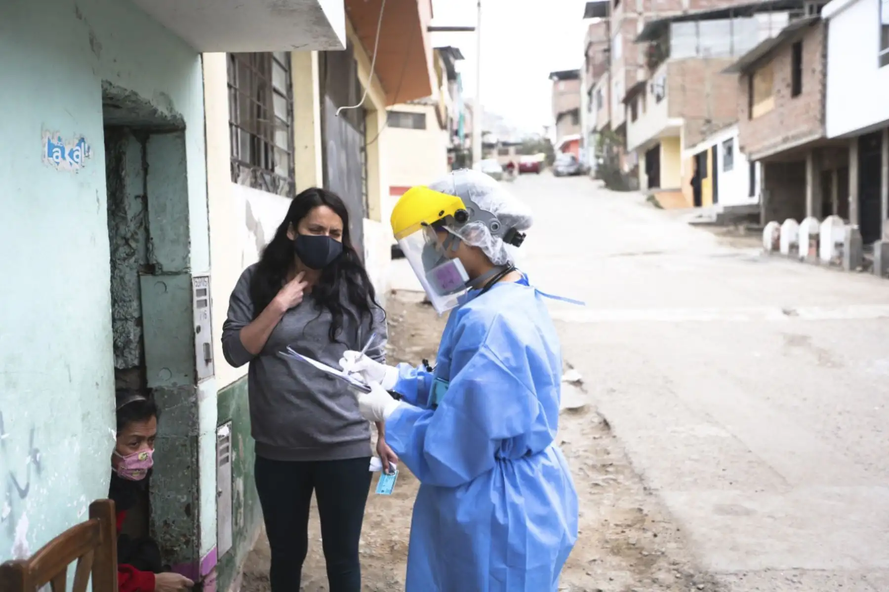 Brigadas de respuesta rápida del Minsa realizan intervención casa por casa para realizar descartes de Covid-19 en Villa María del Triunfo como parte de la Mega Operación Tayta realizada en el distrito. Foto:ANDINA Jhonel Rodríguez