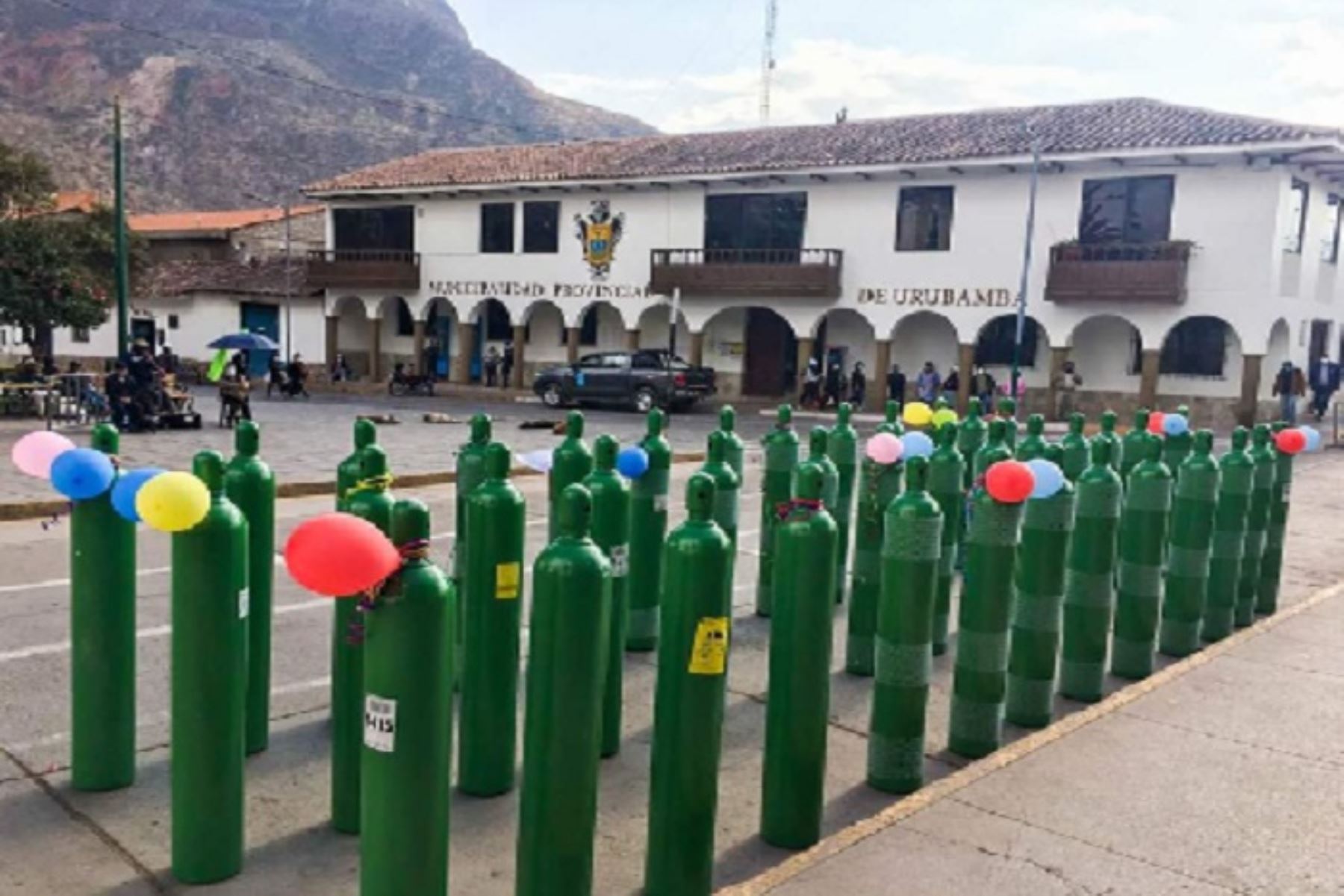 Se entregaron 80 balones de oxígeno adquiridos con dinero de la colecta pública realizada por la Asociación Civil "Respira Urubamba", en el que participó activamente la población, instituciones públicas, privadas y la sociedad civil.