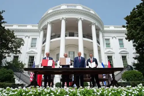 El primer ministro israelí Benjamin Netanyahu y los ministros de Relaciones Exteriores de Bahrein y los Emiratos Árabes Unidos llegaron el 15 de septiembre de 2020 a la Casa Blanca para firmar acuerdos históricos normalizar los lazos entre los estados judío y árabe. Foto: AFP