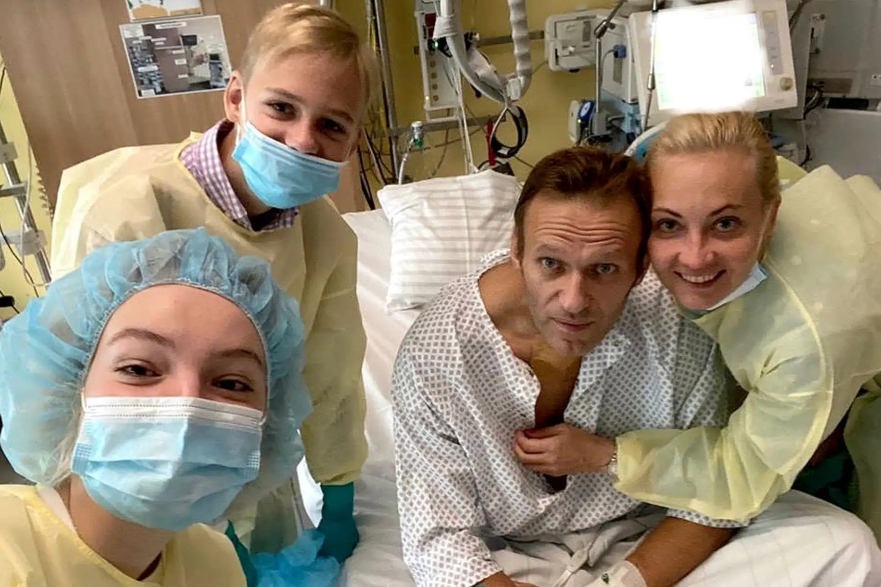 "Aún no sé hacer casi nada pero ayer, pude respirar por mí mismo todo el día", dijo Navalni, que aparece en la imagen sentado en su cama de hospital y aún bastante demacrado. Foto: AFP