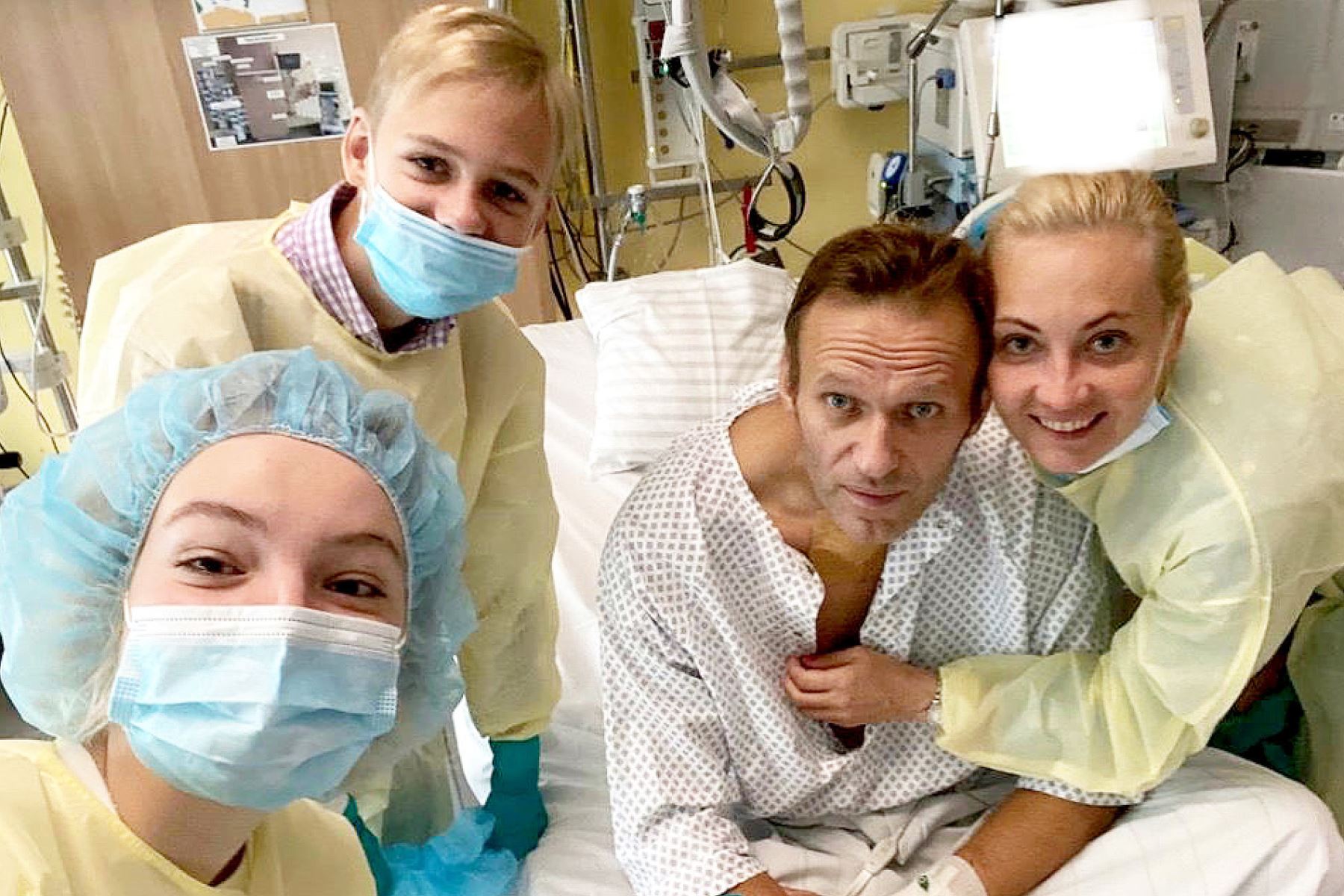"Aún no sé hacer casi nada pero ayer (lunes) pude respirar por mí mismo todo el día", dijo Navalni, que aparece en la imagen sentado en su cama de hospital y aún bastante demacrado. Foto: AFP