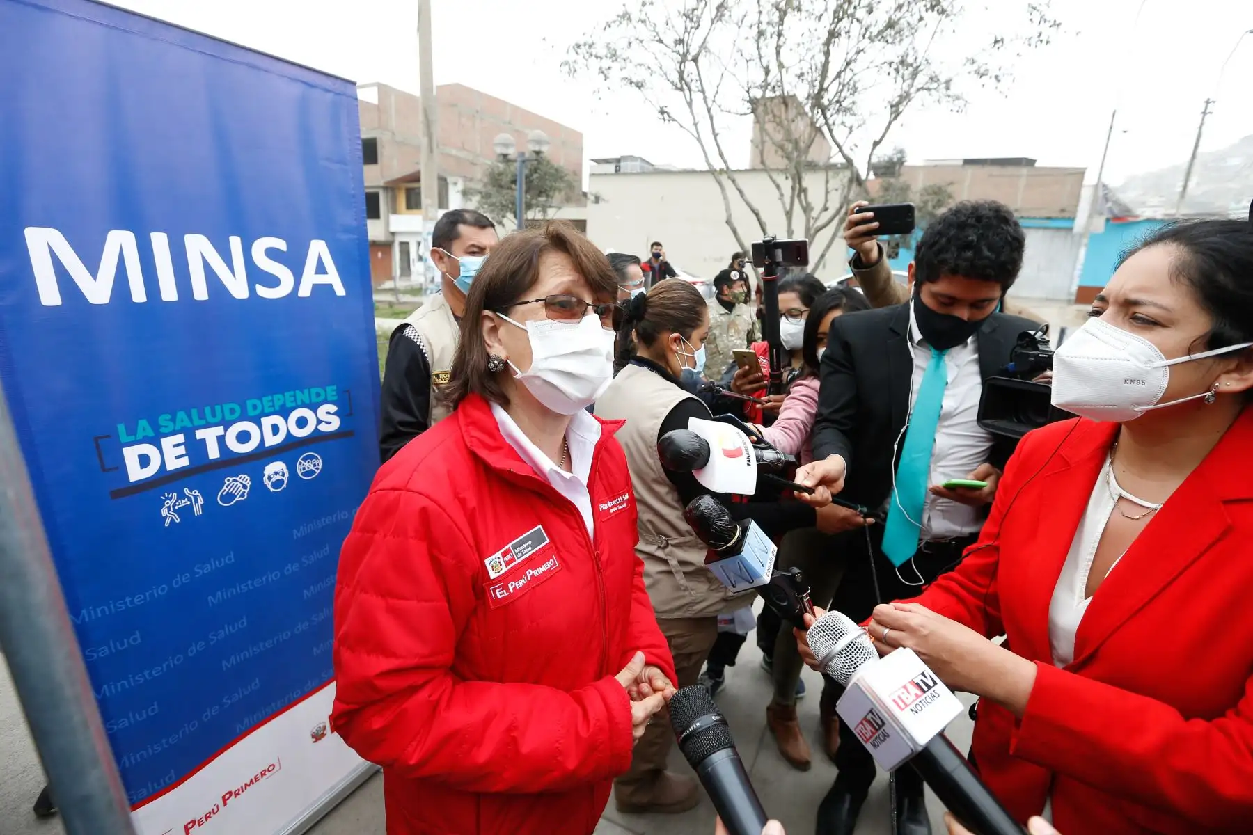 Ministra de salud, Pilar Mazzetti participa en megaoperación Tayta en Villa María del Triunfo.Ya son más de 200 operaciones Tayta realizadas con más de 150 mil ciudadanos atendidos.
Foto: Minsa