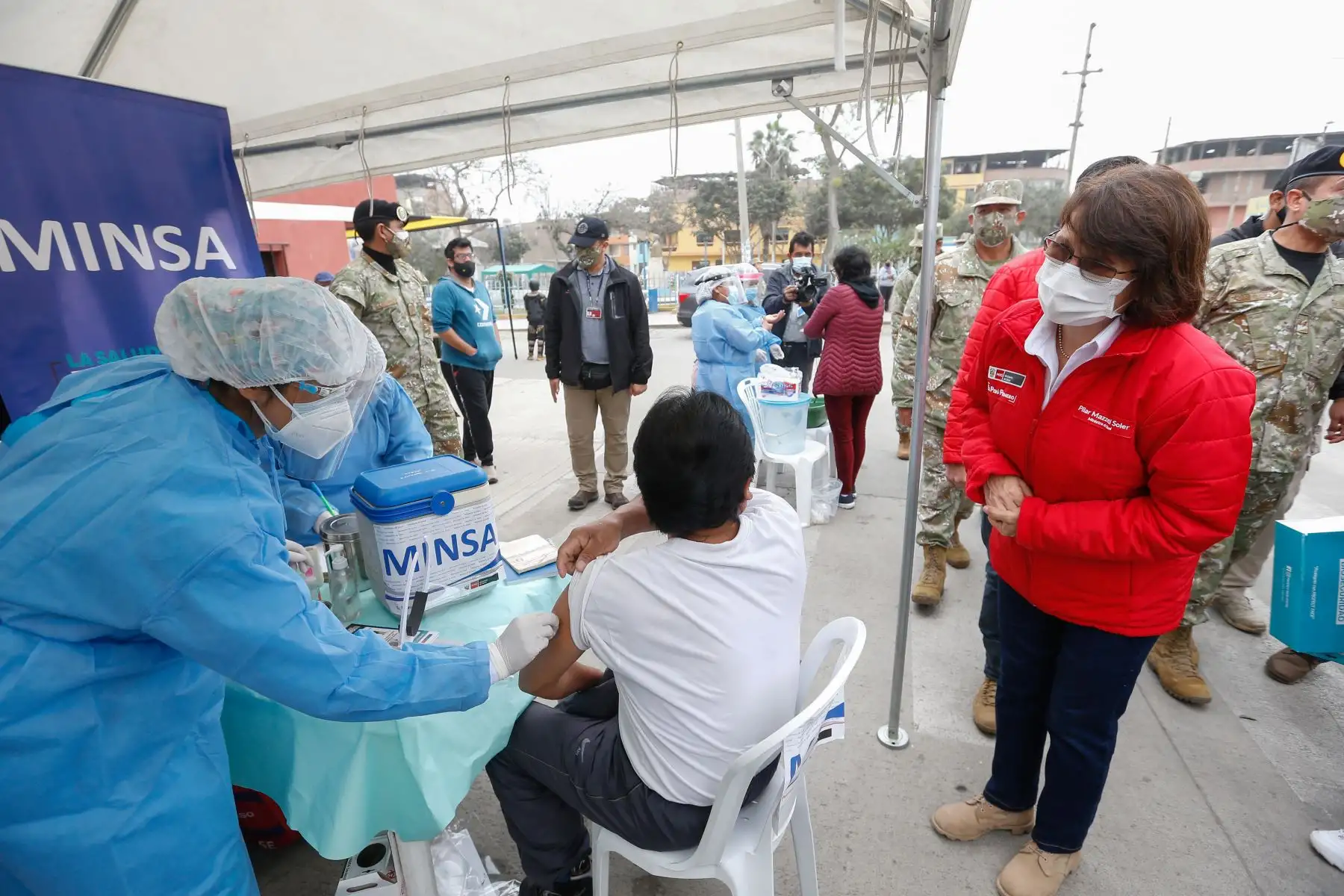 Ministra de salud, Pilar Mazzetti participa en megaoperación Tayta en Villa María del Triunfo.Ya son más de 200 operaciones Tayta realizadas con más de 150 mil ciudadanos atendidos.
Foto: Minsa