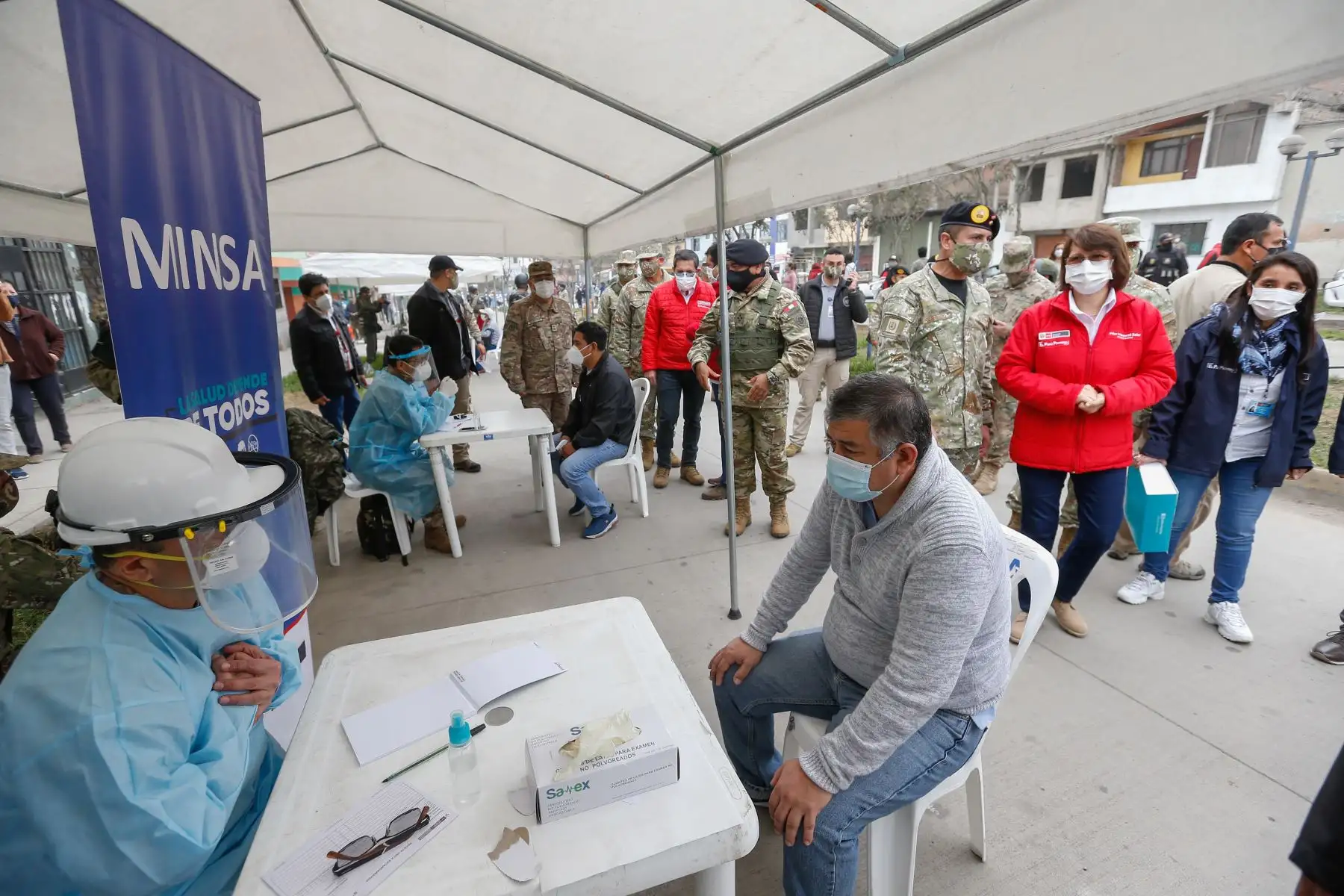 Ministra de salud, Pilar Mazzetti participa en megaoperación Tayta en Villa María del Triunfo.Ya son más de 200 operaciones Tayta realizadas con más de 150 mil ciudadanos atendidos.
Foto: Minsa