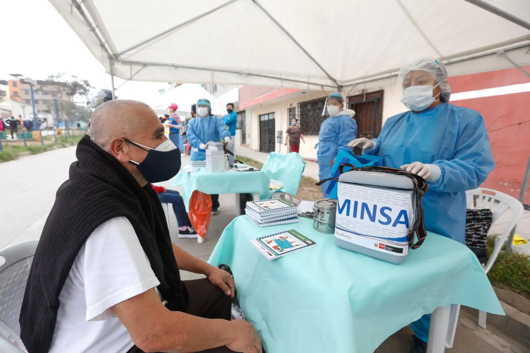 Ministra de salud, Pilar Mazzetti participa en megaoperación Tayta en Villa María del Triunfo.Ya son más de 200 operaciones Tayta realizadas con más de 150 mil ciudadanos atendidos.
Foto: Minsa