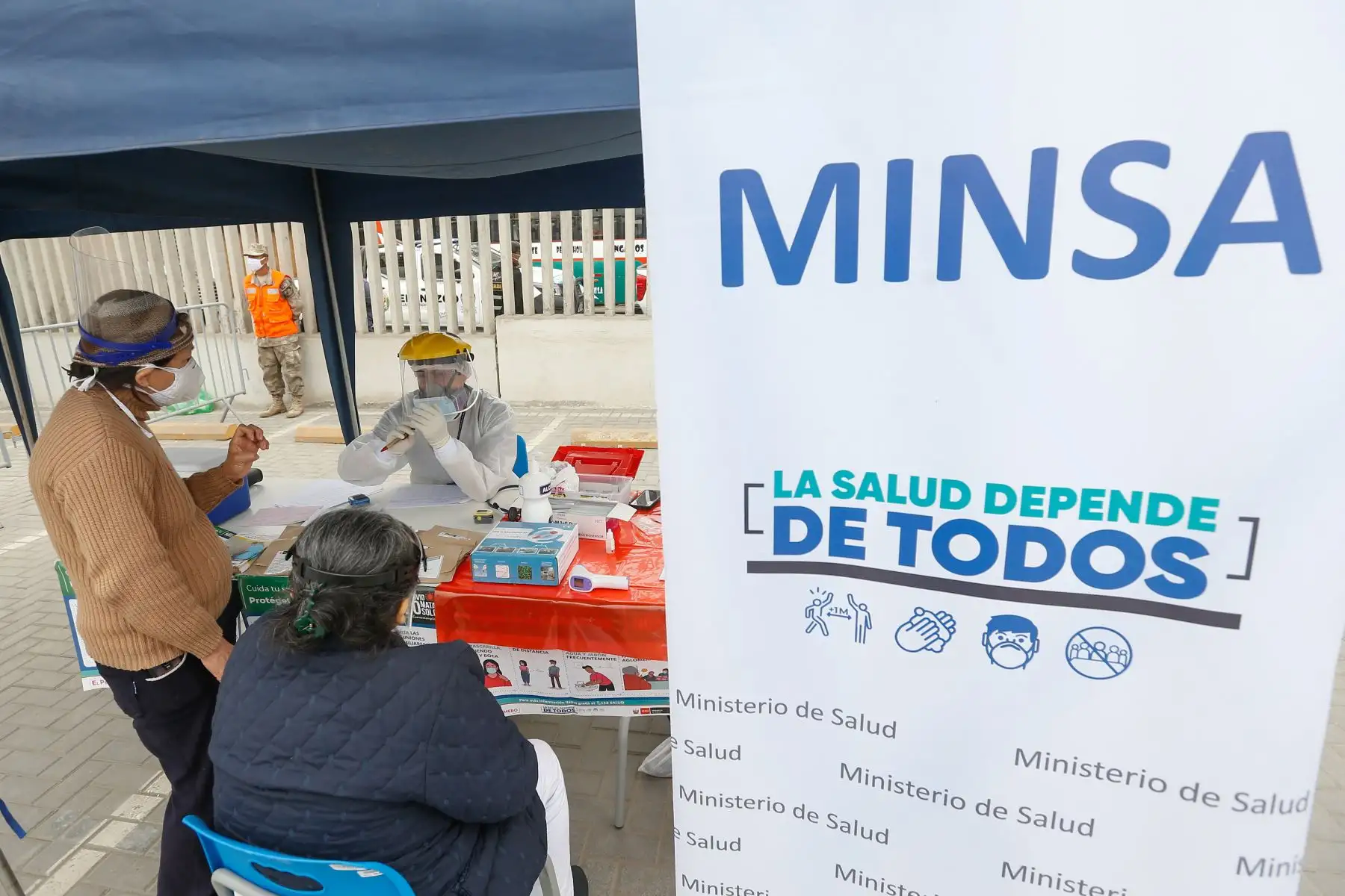 Ministra de salud, Pilar Mazzetti participa en megaoperación Tayta en Villa María del Triunfo.Ya son más de 200 operaciones Tayta realizadas con más de 150 mil ciudadanos atendidos.
Foto: Minsa