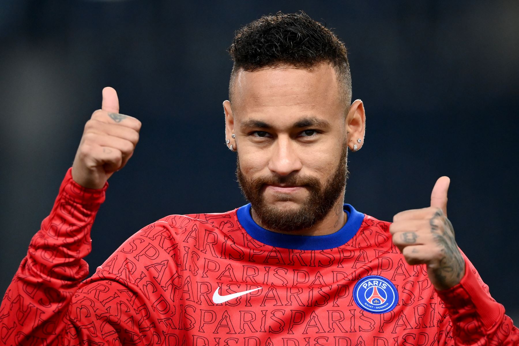 El delantero brasileño del Paris Saint-Germain, Neymar, hace un gesto durante el calentamiento previo al partido de fútbol francés L1 entre Paris Saint-Germain (PSG) y Marsella (OM) en el estadio Parc de Princes en París el 13 de septiembre de 2020. Foto: AFP