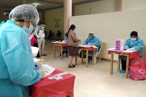 Trabajadores de un centro comercial de Trujillo pasan un control sanitario para detectar casos de covid-19. Foto: ANDINA/Difusión