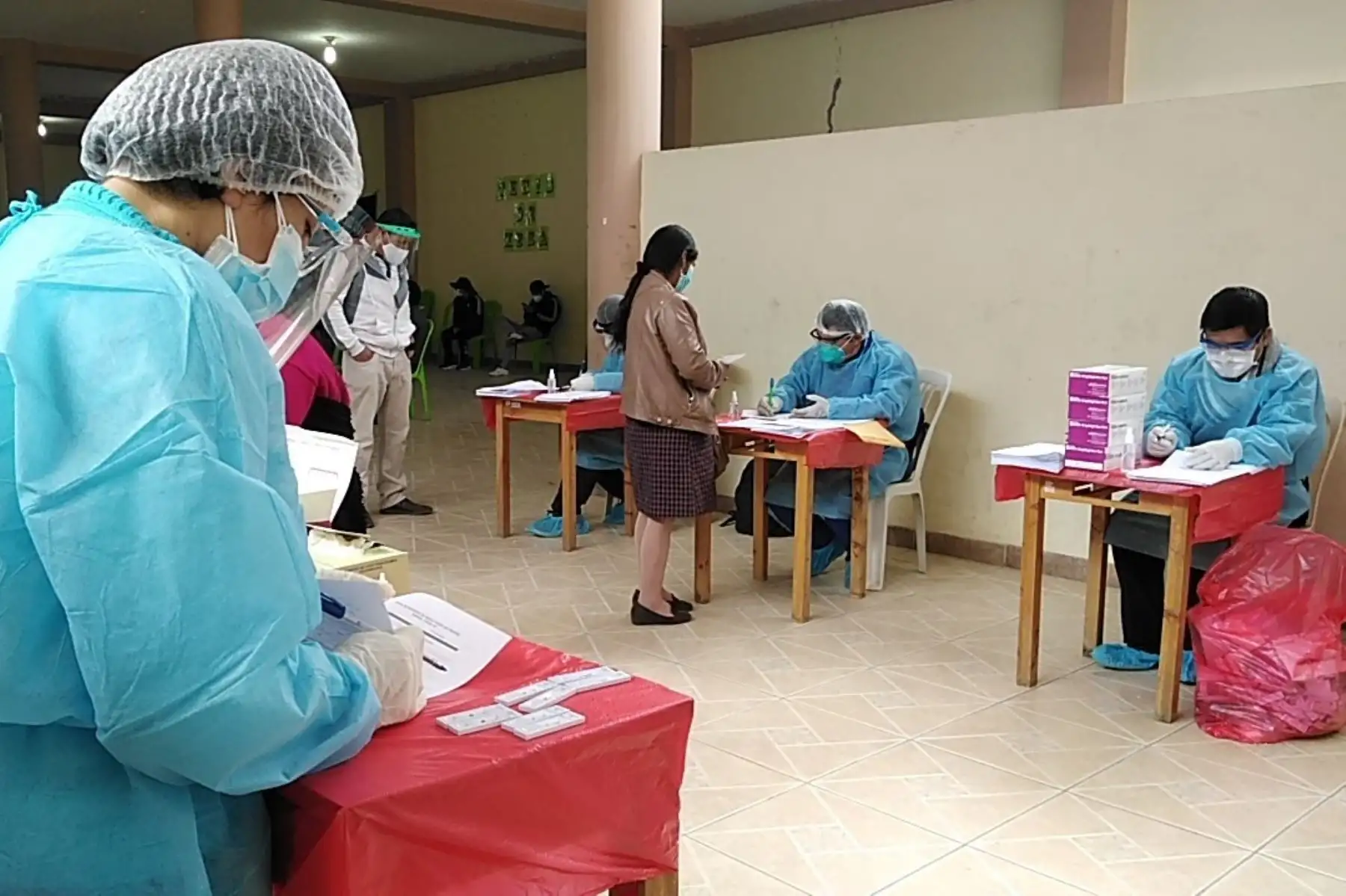 Trabajadores de un centro comercial de Trujillo pasan un control sanitario para detectar casos de covid-19. Foto: ANDINA/Difusión