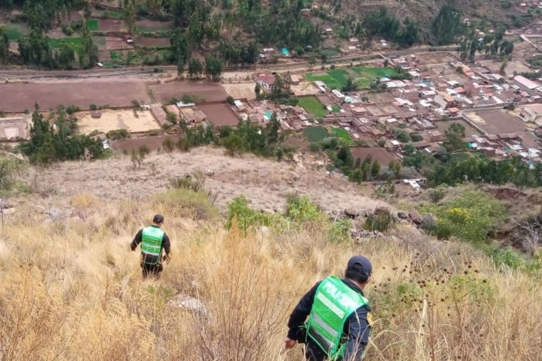 Policías refuerzan las labores de búsqueda de un ciudadano europeo desaparecido hace más de una semana en la provincia cusqueña de Calca. Foto: ANDINA/Difusión