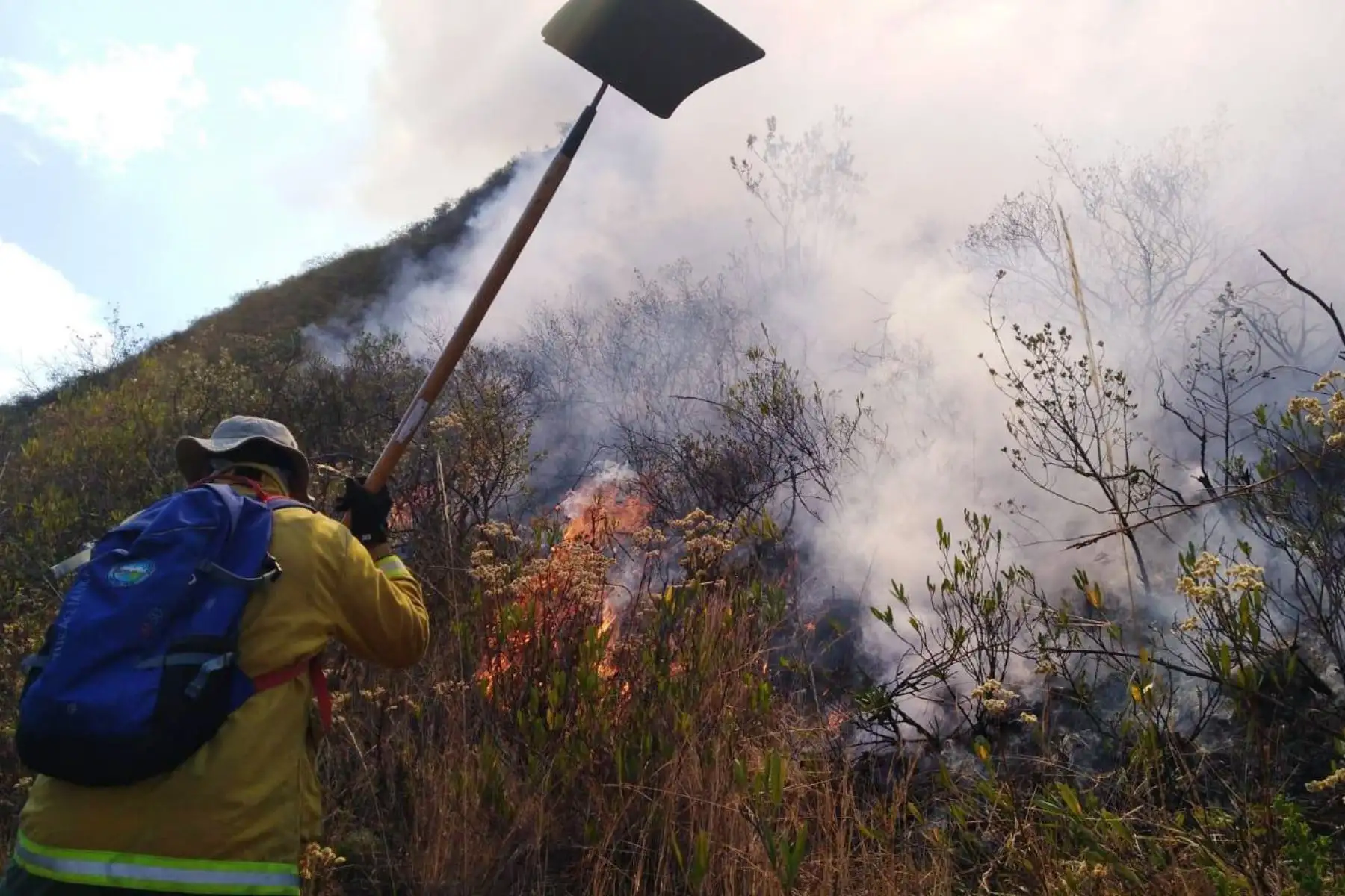 Tras una ardua labor se logró extinguir el incendio forestal que afectó 40 hectáreas de pastos naturales en la zona de amortiguamiento del parque nacional Huascarán. Foto: Cortesía Gonzalo Horna