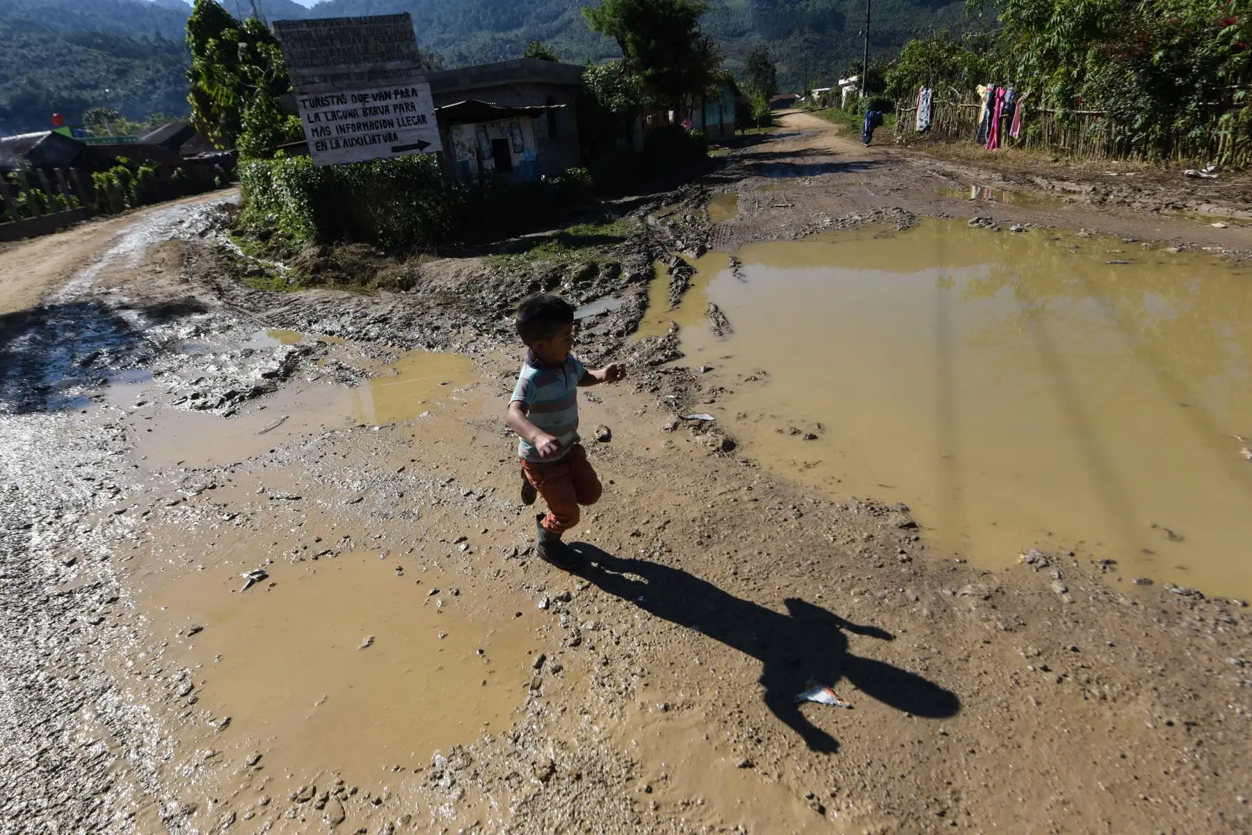Estos hechos dejaron 8,951 personas afectadas, once evacuadas, dos viviendas en riesgo y 107 casas con daños entre leves y moderados. Foto: AFP