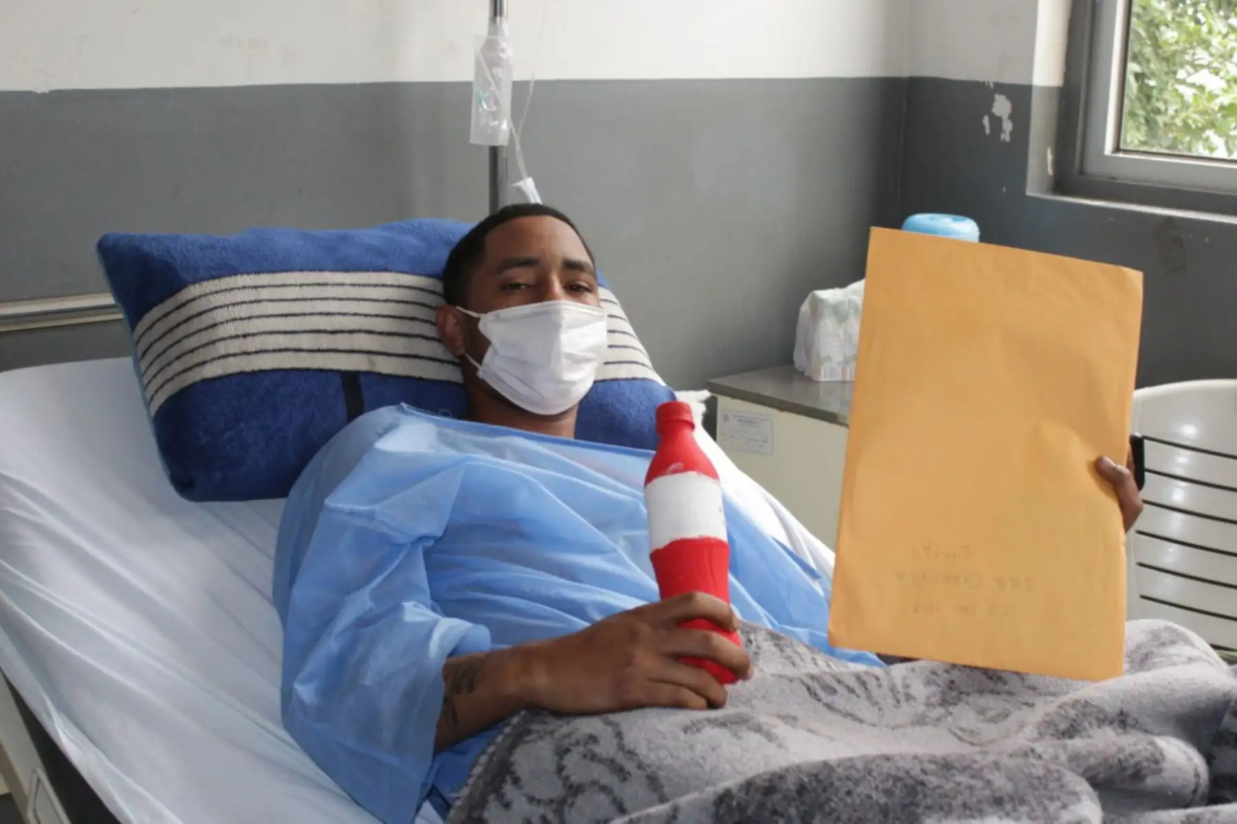 Escolares chimbotanos elaboraron manualidades con mensajes de aliento para pacientes covid-19 y personal de salud del Hospital La Caleta de Chimbote. Foto: ANDINA/Difusión