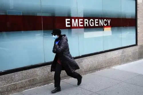 Una mujer camina por la entrada de emergencia al Hospital Mount Sinai en medio de la pandemia de coronavirus en la ciudad de Nueva York. Fotos: AFP