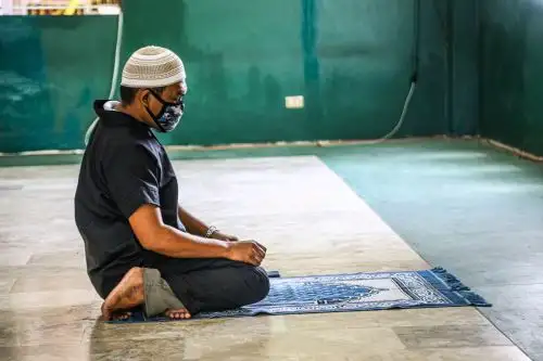 Un imán reza en una mezquita vacía en la ciudad de Coatabato, en la isla sureña de Mindanao. Aún no se permiten reuniones masivas en mezquitas o iglesias, como parte del esfuerzo del gobierno para contener la propagación del brote de coronavirus covid-19.