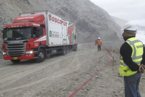 Continúan los trabajos de limpieza en la carretera Panamericana Sur, en el tramo Atico-Ocoña, donde se han producido deslizamientos de piedras. ANDINA/Difusión