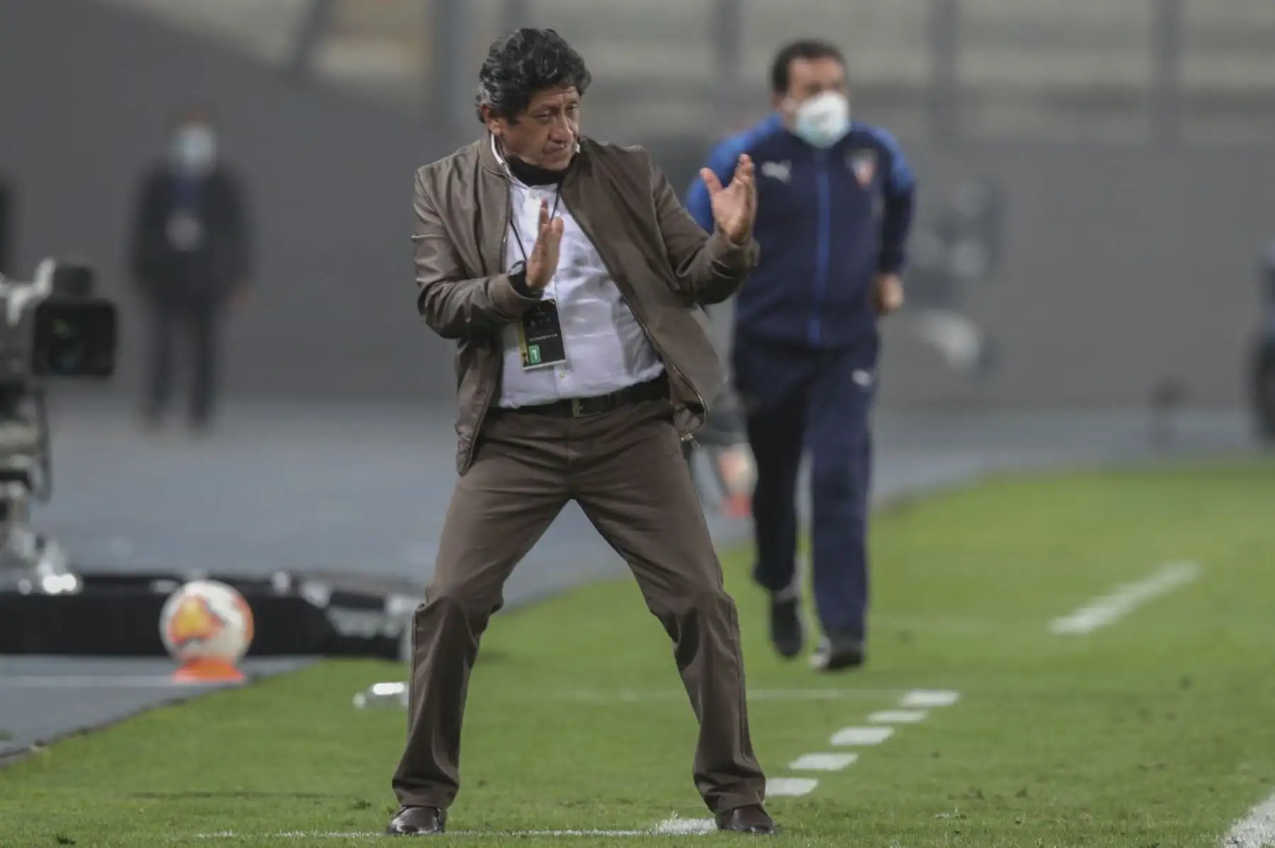 El entrenador de la Binacional de Perú, Javier Arce, hace gestos durante el partido de fútbol a puertas cerradas por la fase de grupos de la Copa Libertadores, en el Estadio Nacional de Lima. Foto: AFP