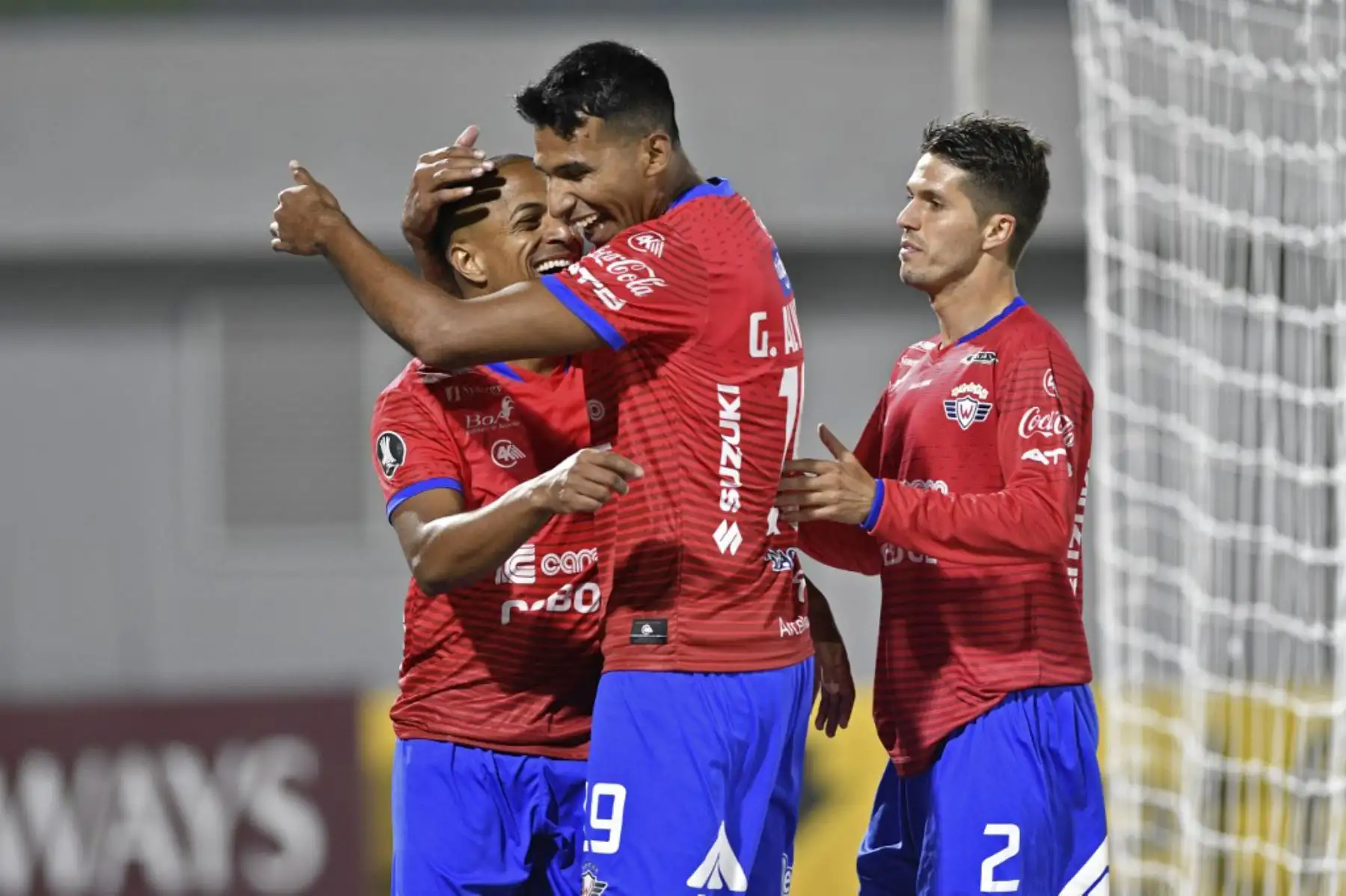 El futbolista Serginho del Wilstermann de Bolivia celebra con sus compañeros de equipo tras anotar contra el Paranaense de Brasil durante su partido de fútbol de la Copa Libertadores, en el Estadio Félix Capriles, en Cochabamba, Bolivia. Foto: AFP
