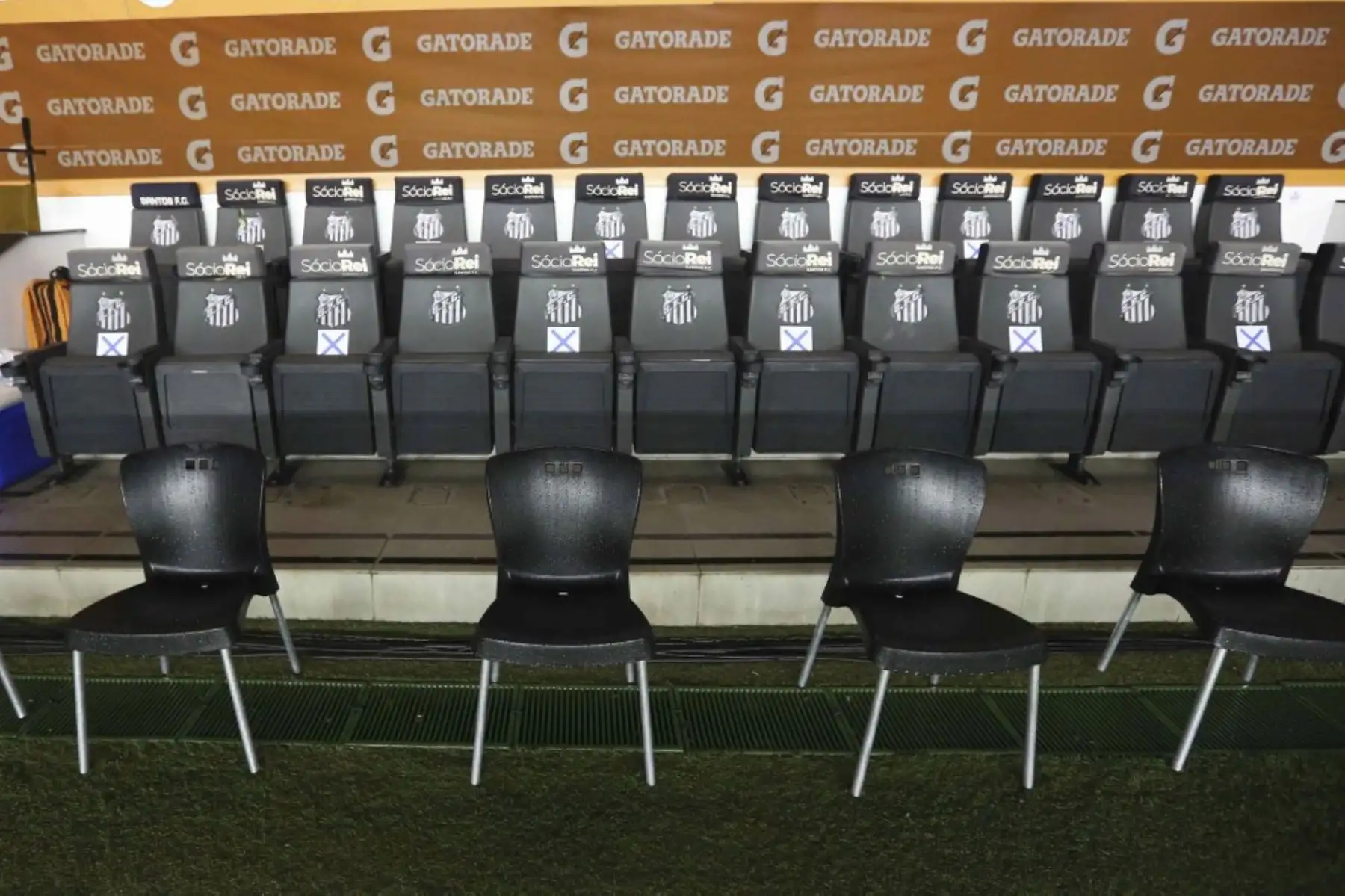 Vista del banco vacío antes de un partido de fútbol a puerta cerrada por la fase de grupos de la Copa Libertadores entre el Santos brasileño y el Olimpia paraguayo, en el estadio Vila Belmiro en Santos. Foto: AFP
