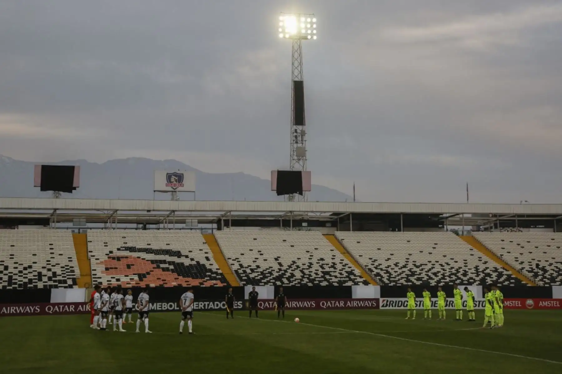 Los jugadores se preparan para el inicio del partido a puertas cerradas por la fase de grupos de la Copa Libertadores entre Colo Colo y Peñarol, en el estadio Monumental de Santiago. Foto: AFP