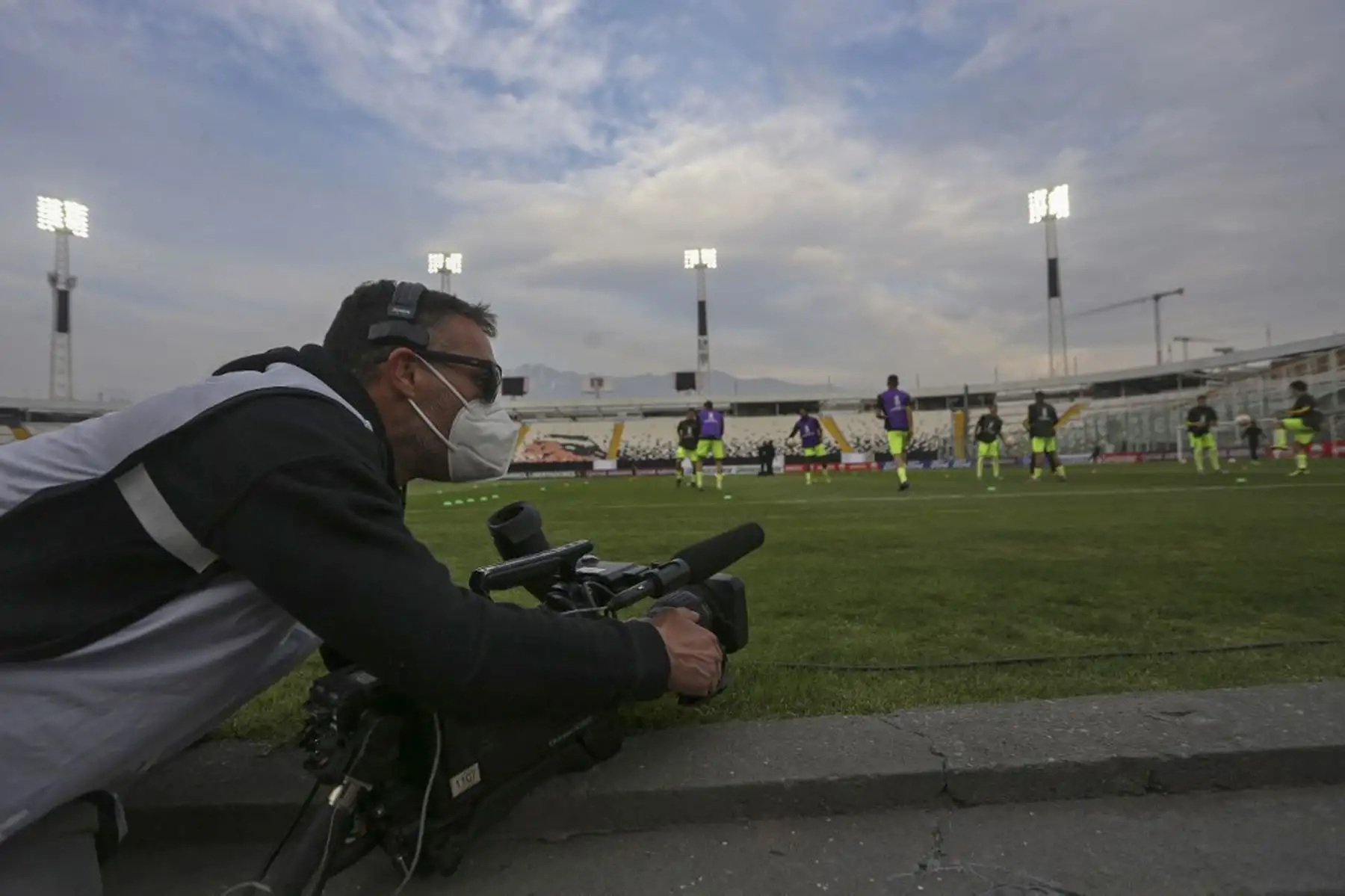 Los jugadores calientan antes del inicio de su partido de fútbol a puertas cerradas por la fase de grupos de la Copa Libertadores entre Colo Colo y Peñarol, en el estadio Monumental de Santiago. Foto: AFP